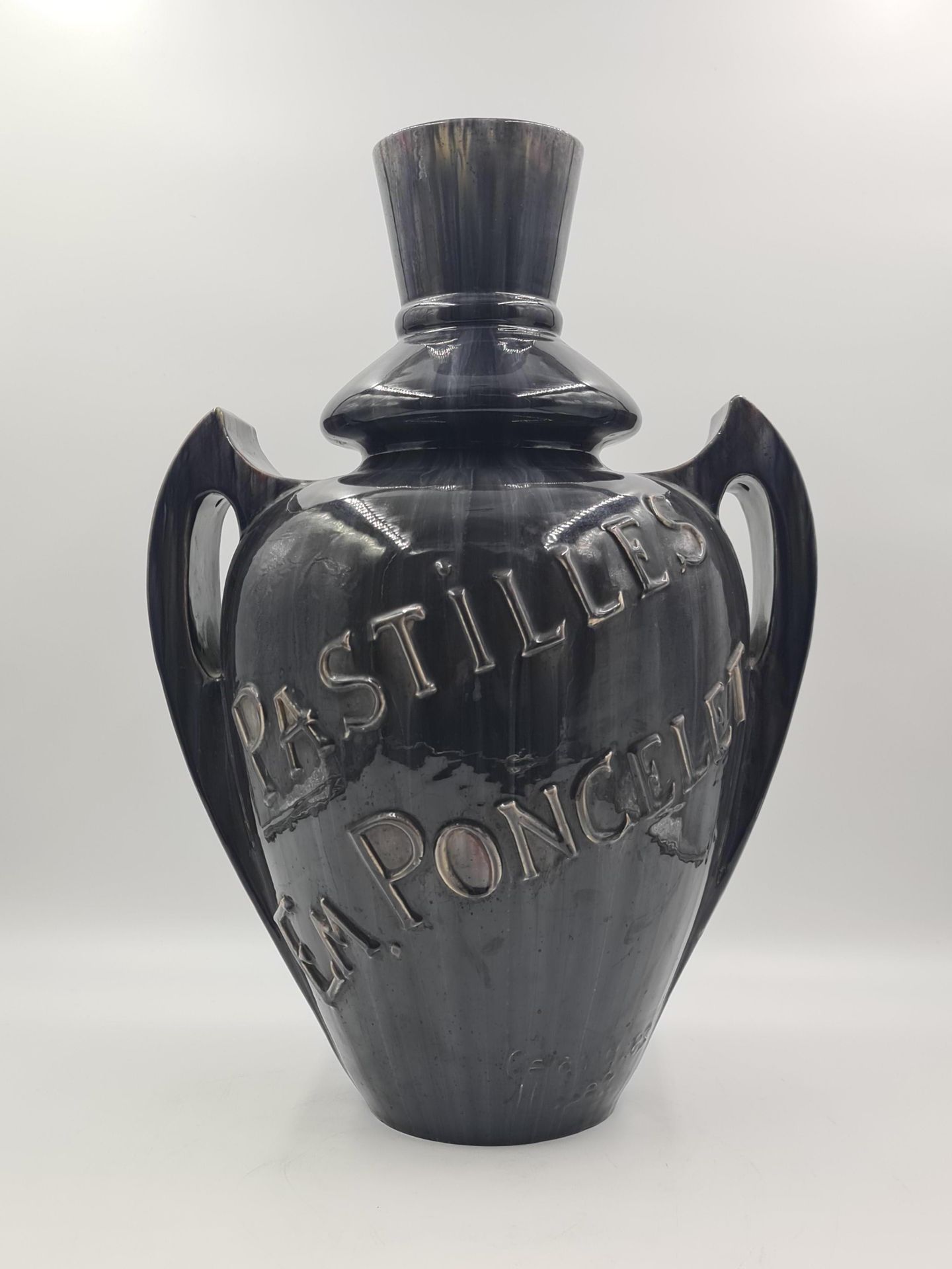 Null Imponente vaso pubblicitario art nouveau in ceramica di Hasselt. EM Pastigl&hellip;