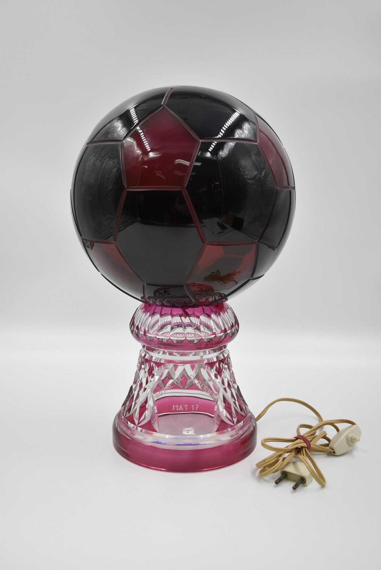 Null Val Saint Lambert水晶灯。以足球为主题的特殊运动奖杯。刻有 "皇家足球俱乐部Sérésien。1900-1975年，马特17岁。可能是&hellip;