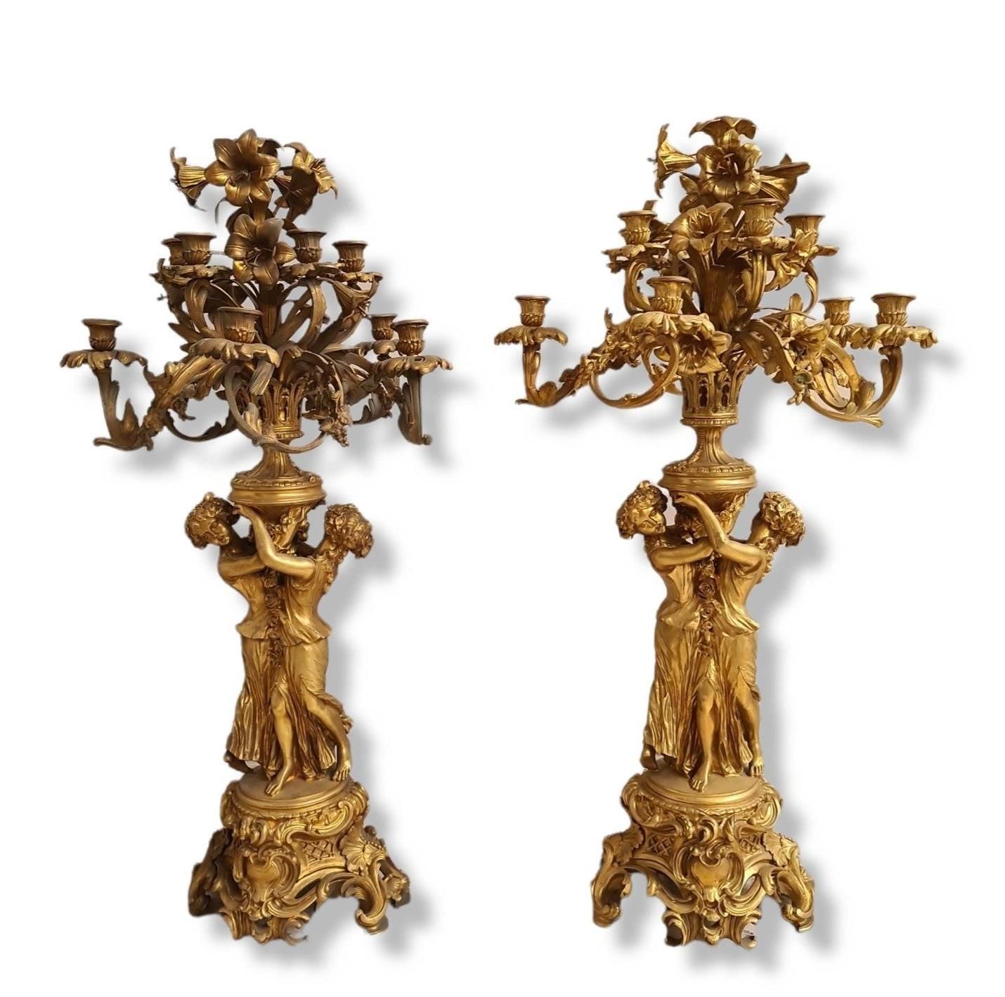 Null 令人印象深刻的一对鎏金铜火炬，由交错的女士 "à la Clodion "支撑着有11个光点的烛台组成。高度：103厘米。在维克多-帕亚尔的品味中。
&hellip;