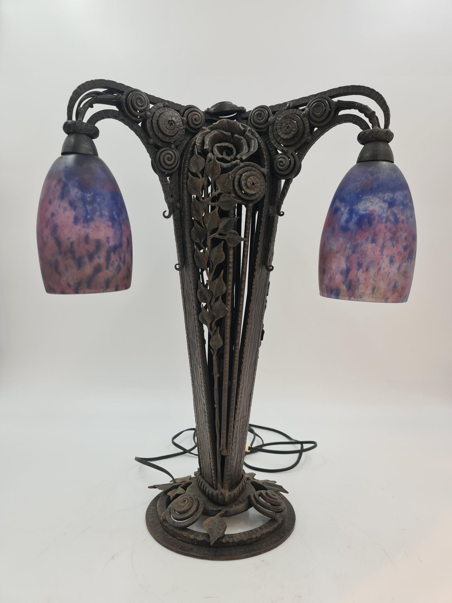 Null Daum Nancy. Art-Deco-Lampe mit drei Lichtpunkten. Daum-Glas und Eisenwaren &hellip;