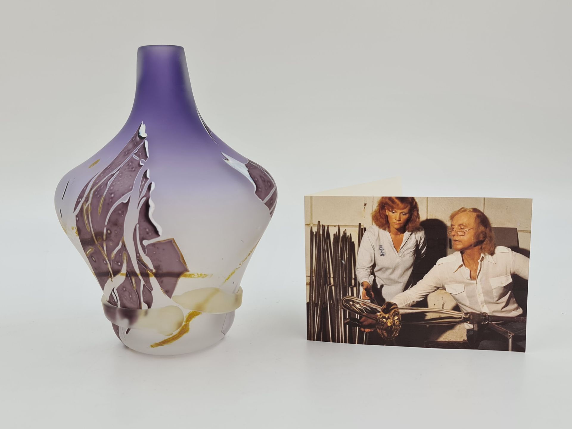 L. Leloup (1929) L. Leloup (1929). Vase en verre soufflé à décors géométrique.19&hellip;