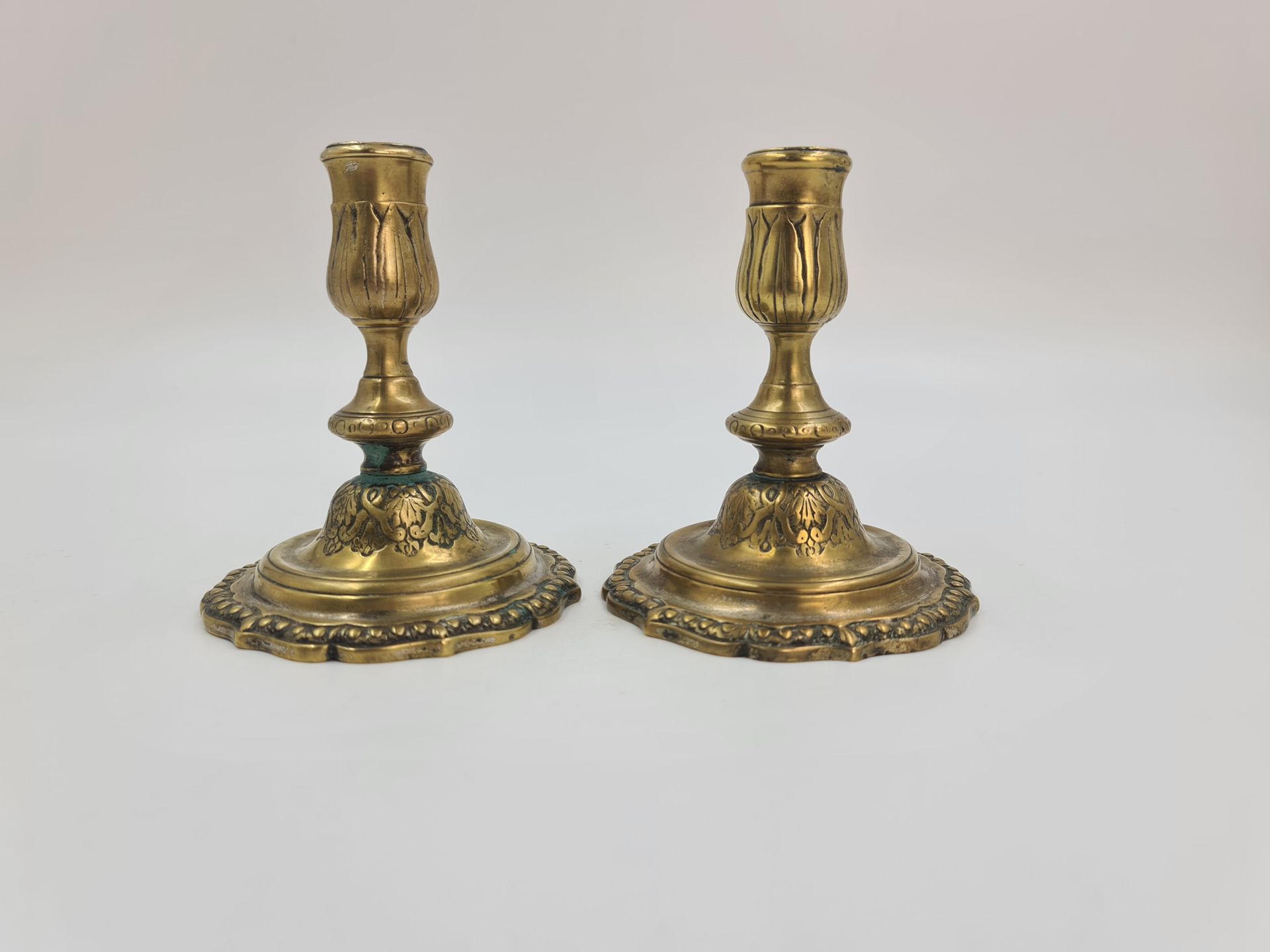 Null 一对18世纪中期摄政风格的鎏金铜烛台。带有冠状 "C "的标记（在1745至1749年间使用）。高：13厘米。



摄政时期的几位铜牌手在18世纪末&hellip;
