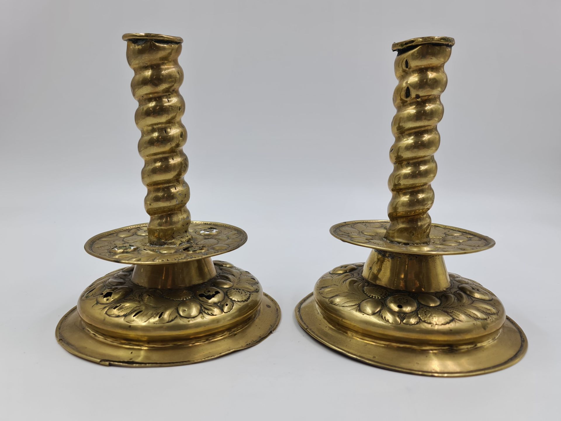 Null Pair of embossed copper candlesticks. Flanders. XVIIth century. (holes, wea&hellip;