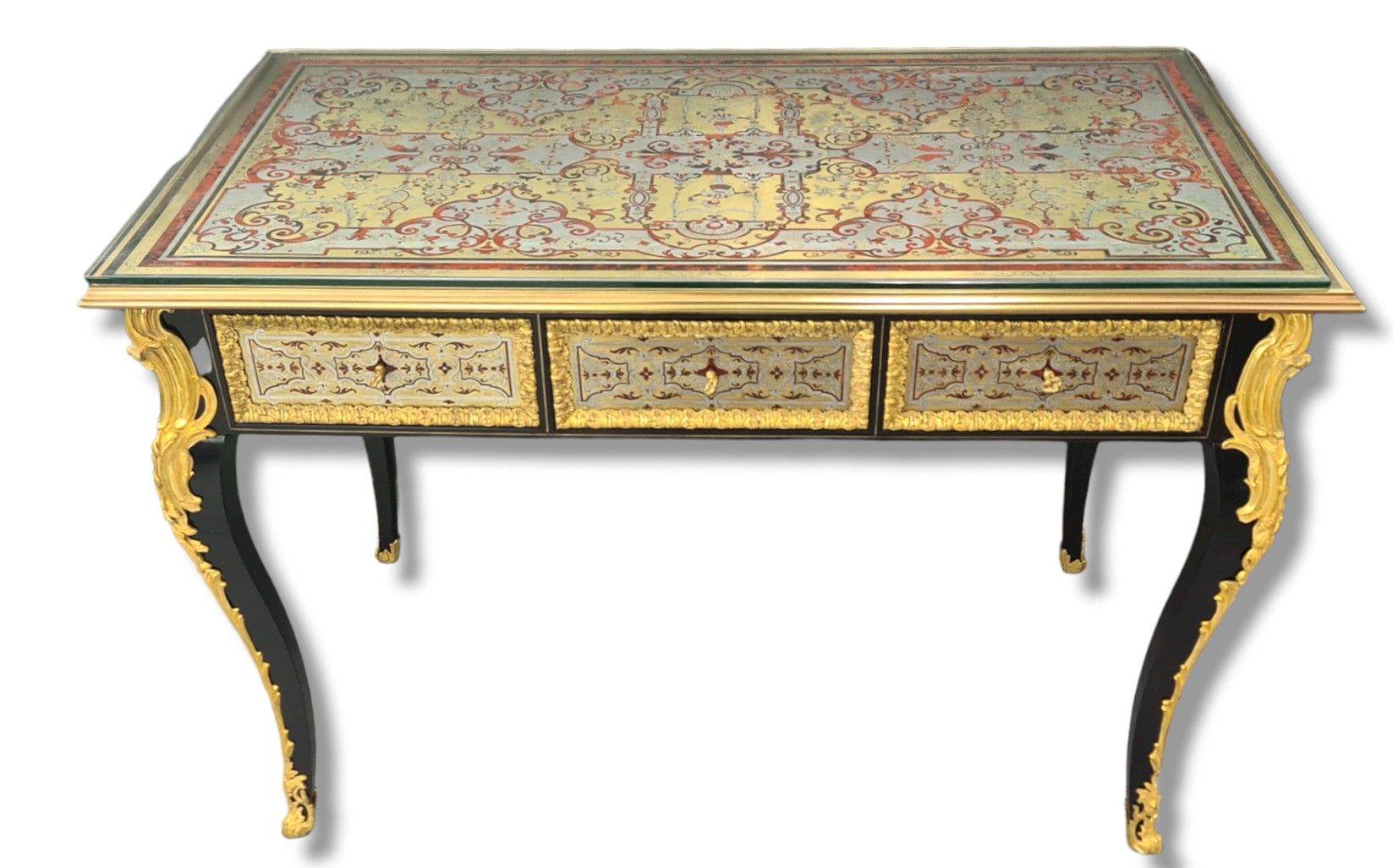 Null 摄政风格的平面书桌，采用Boulle镶嵌工艺，装饰有杂耍者、动物和人物。龟甲上的金银铜交替。拿破仑三世时期。高度：80厘米。架子：122 x 72厘米&hellip;