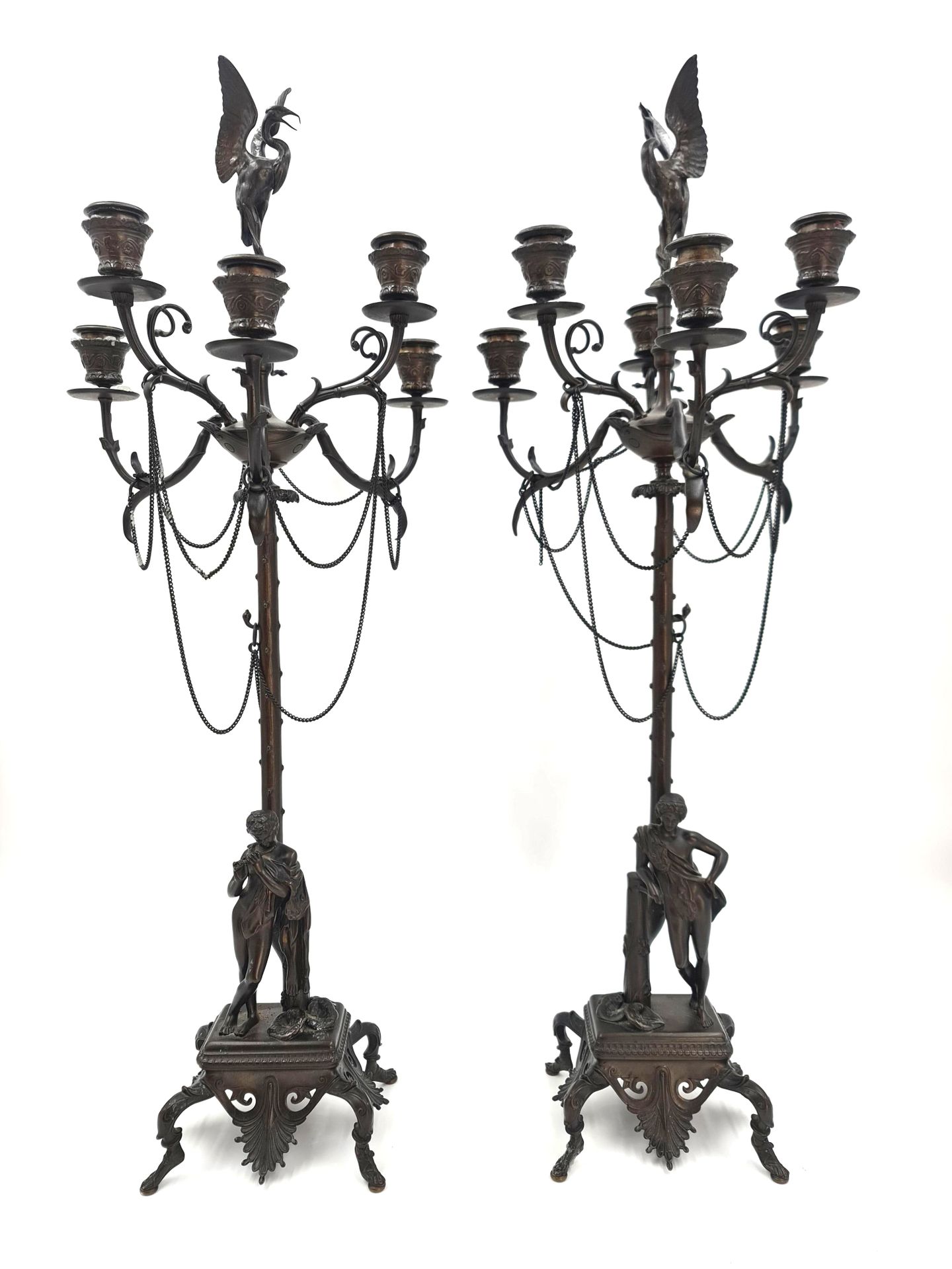 Null Coppia di candelabri neoclassici in bronzo con soggetti antichi e trampolie&hellip;