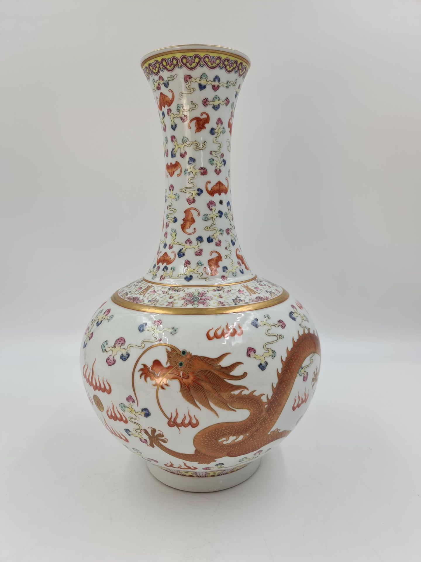 Null 中国粉彩龙凤纹瓷瓶，带有宣统年间的伪款。高度：39厘米。



中国Famille Rose瓷器花瓶，有龙凤纹，有宣统款。高度：39厘米。