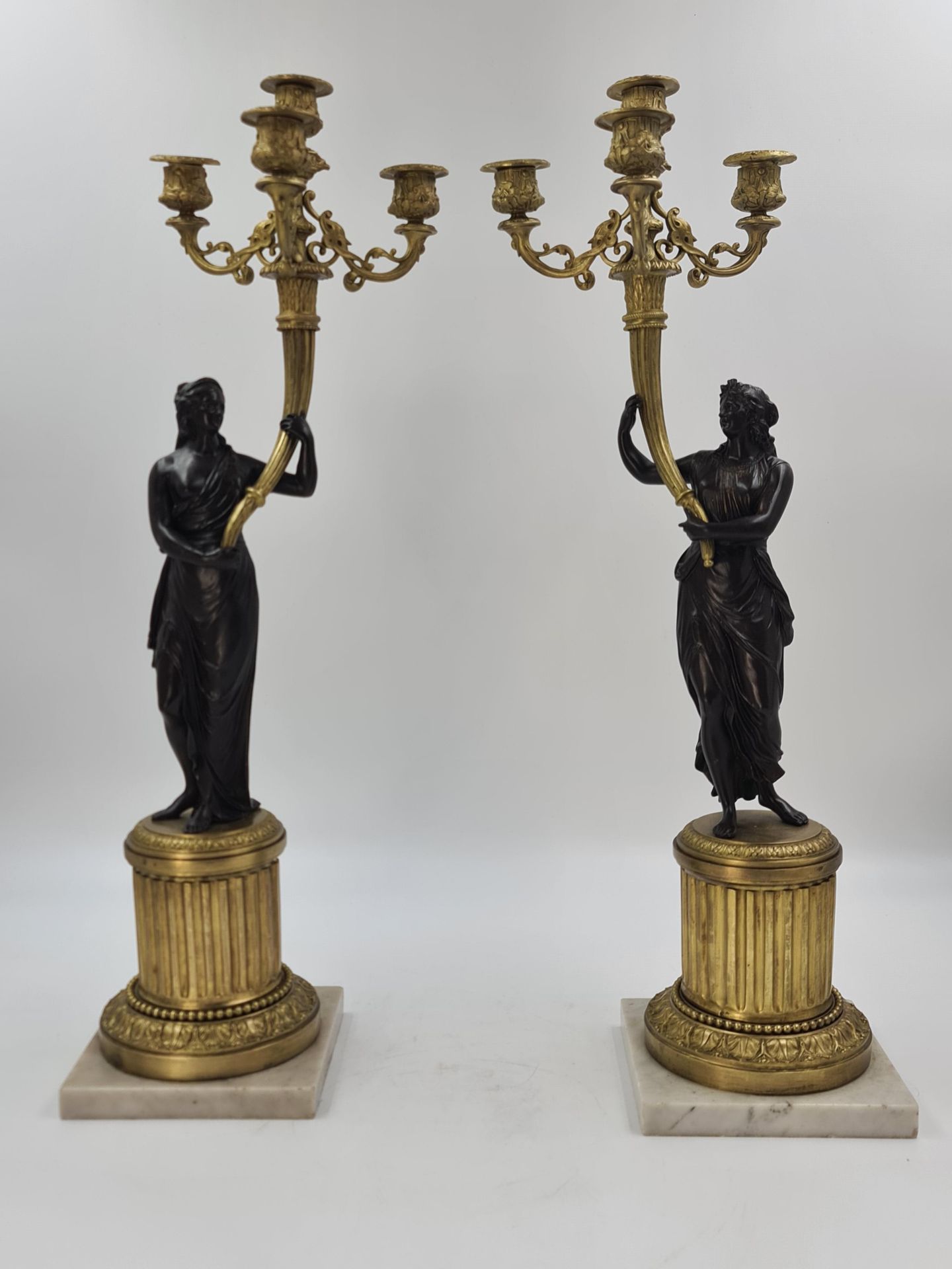 Null Paire de candélabres de style Louis XVI vers 1800 à décor de femmes à l’ant&hellip;