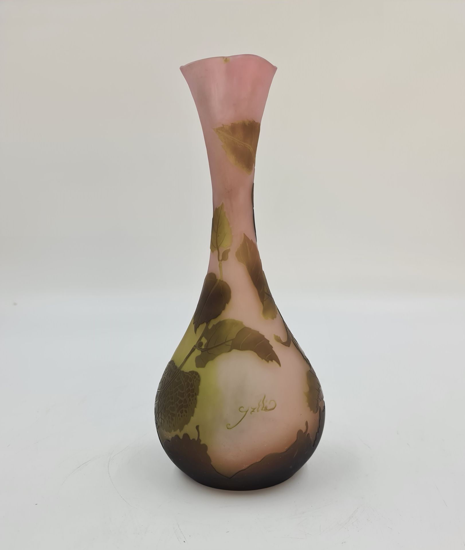 Émile GALLÉ (1846-1904) 埃米尔-加勒（1846-1904）。新艺术风格的多层玻璃花瓶，有花卉装饰。高度：26厘米。



埃米尔-加勒（&hellip;