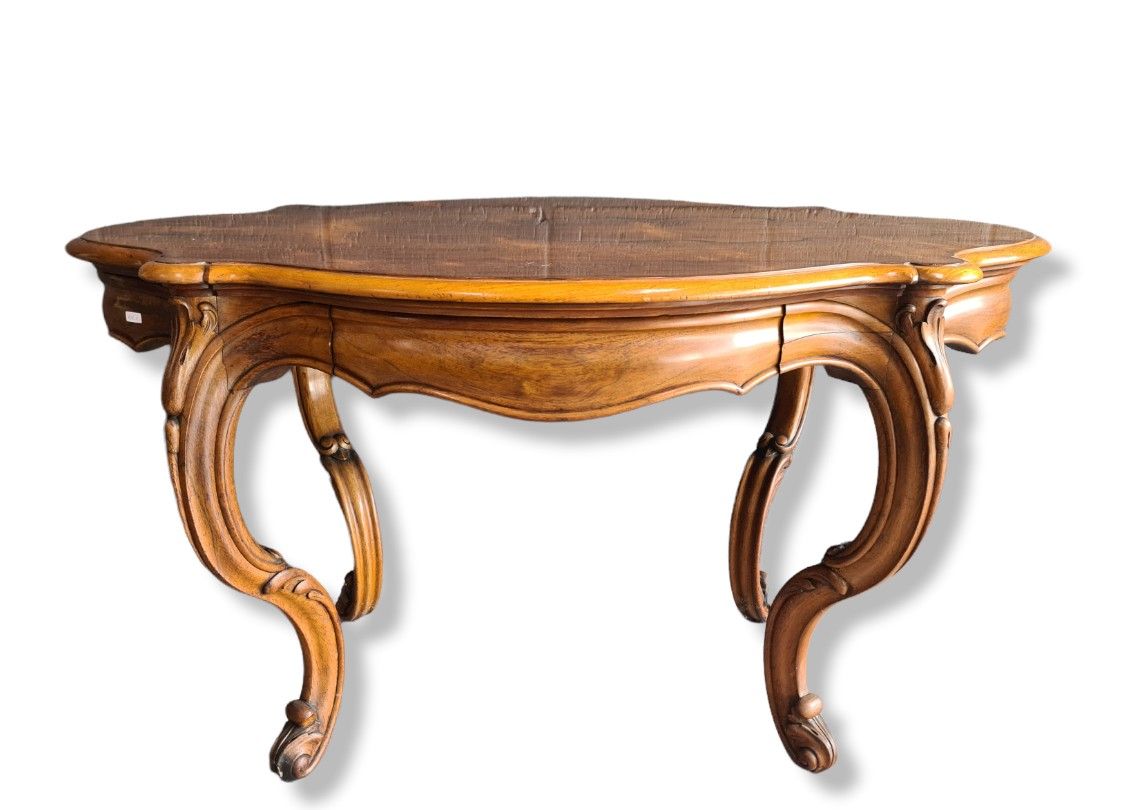 Null 路易-菲利普时期的紫檀木基座桌。高度：72厘米。附有一张扶手椅。



路易-菲利普时期的紫檀木制面板。高度：72厘米。我们有一张扶手椅。