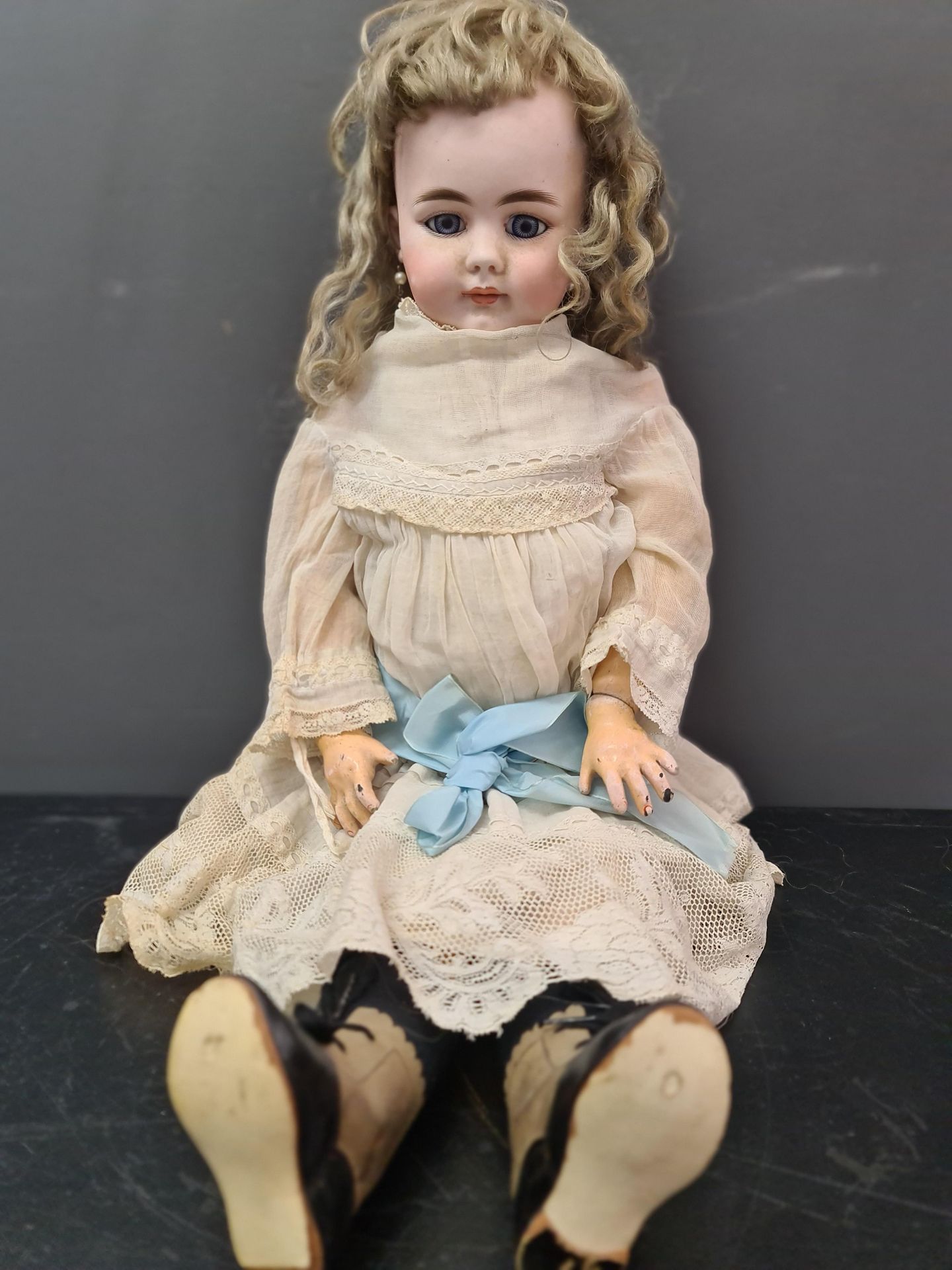 Null 德国娃娃，头部是双色的。闭口不言。固定蓝眼睛，标有DEP SIMON & HALBIG。铰接式的木头和构件的身体。高度：58厘米。



Duitse&hellip;