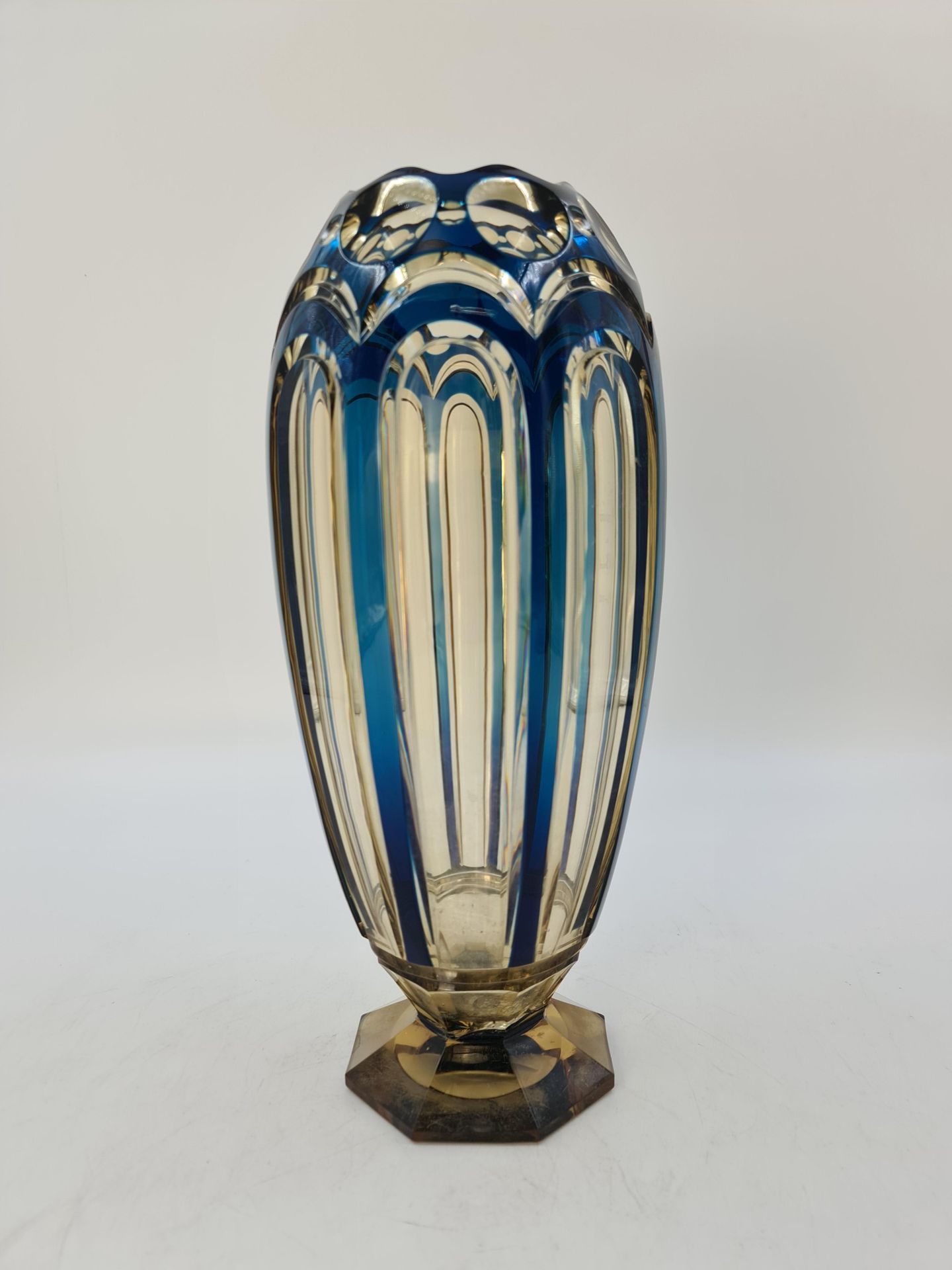 Null 来自Val Saint Lambert的装饰艺术黄宝石水晶花瓶，带有蓝色衬里。高度：35厘米。
颈部有芯片，粘在底座上。