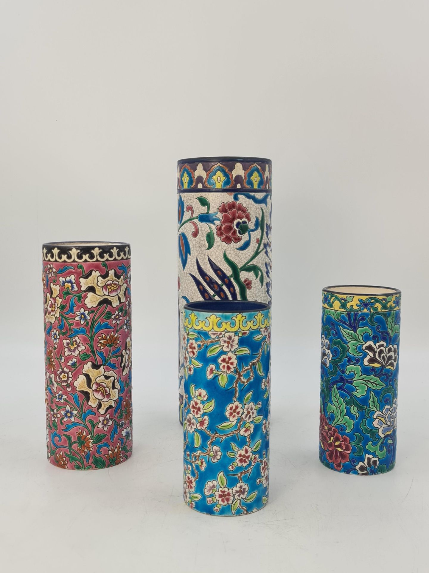 Null 一套四个圆柱形的Longwy珐琅彩花瓶，19世纪末/20世纪初，有Iznik和日本的装饰。两个蓝色，一个白色和一个粉红色的背景 高：32，23和18厘&hellip;