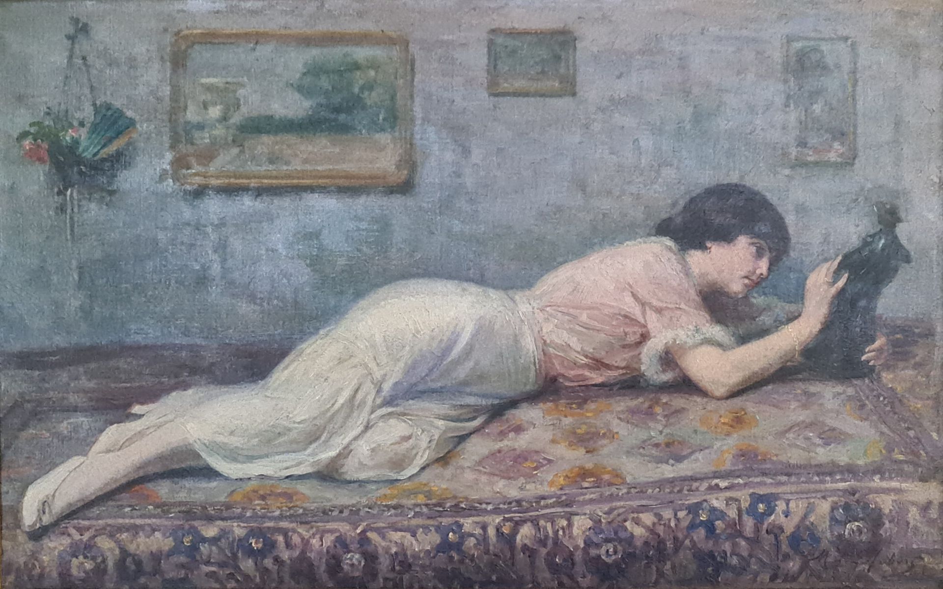 Maurice Jean LEFEBVRE (1873-1954) 莫里斯-让-勒费弗尔（1873-1954）。年轻的艺术爱好者躺在绣工精美的沙发上，沉思着雕塑&hellip;