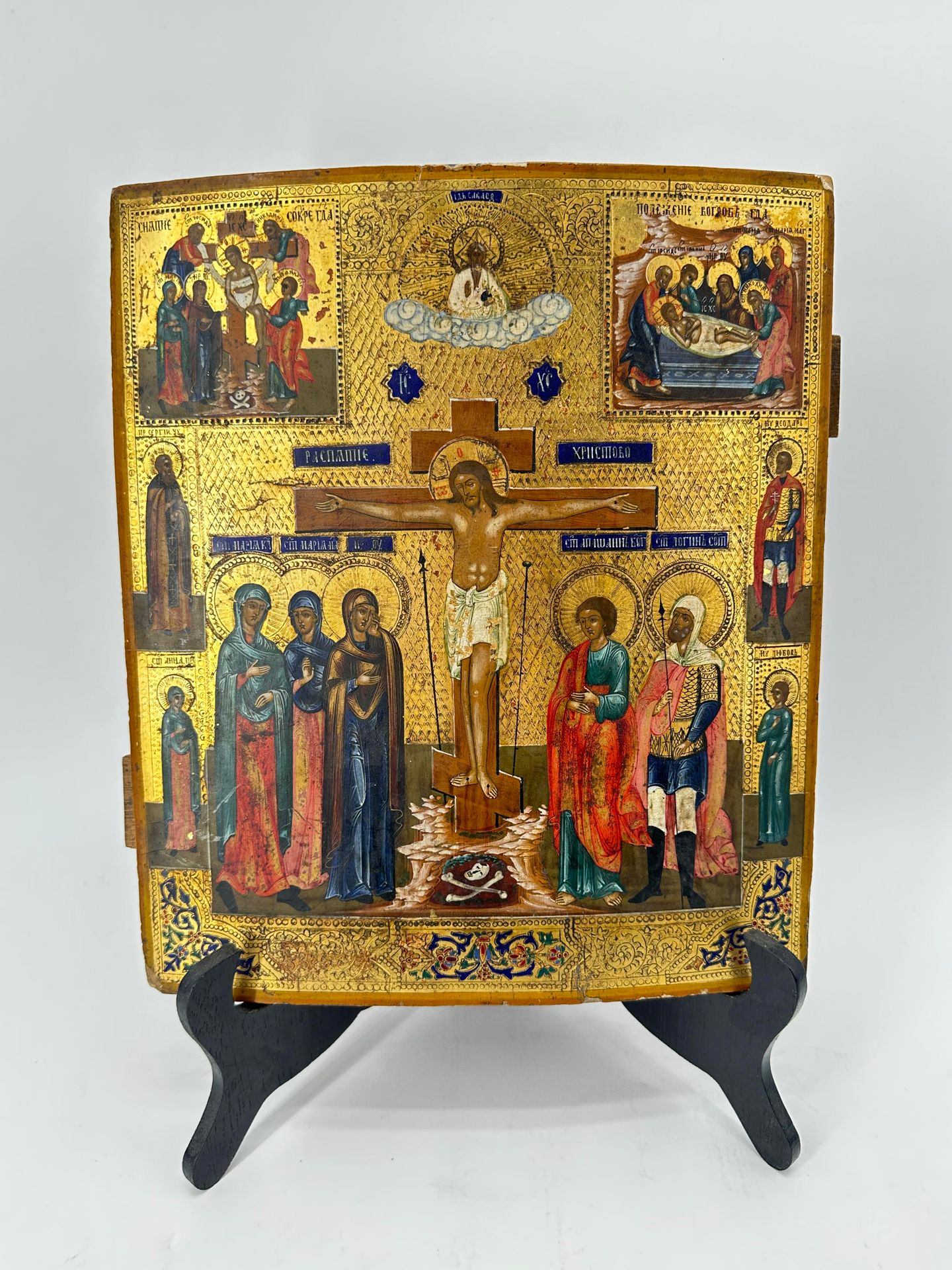 Null 这是一幅非常精美的 19 世纪俄罗斯圣像。受帕莱克画派的启发，这幅画的中心描绘的是十字架上的基督。底部左边是克利奥法斯玛利亚、抹大拉的玛利亚和圣母玛利&hellip;