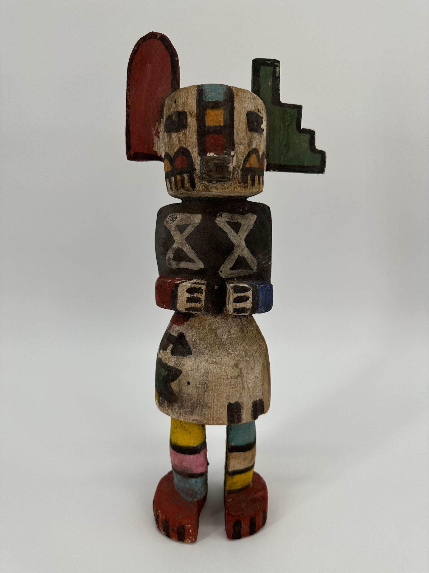 Null Statuette représentant une poupée Kachina. Ht : 34 cm
