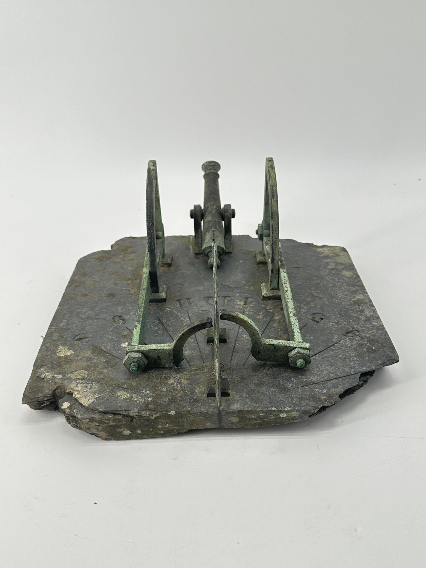 Null 日晷，被称为 "Canon de Midi"，18 世纪（？）刻有图案的石板底座（33 x 33 厘米），配有带绿色铜锈的原装青铜机械装置。透镜丢失（&hellip;