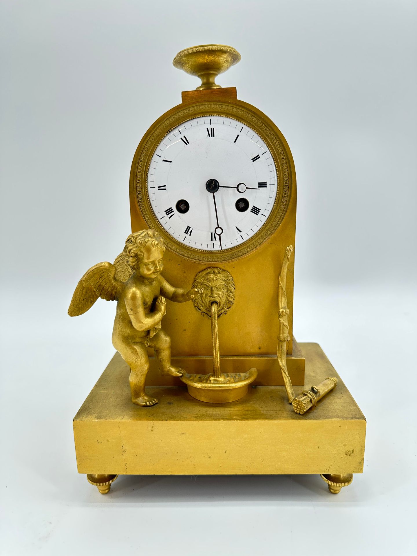 Null Orologio Cupido in bronzo dorato. Periodo impero. Altezza: 28 cm.