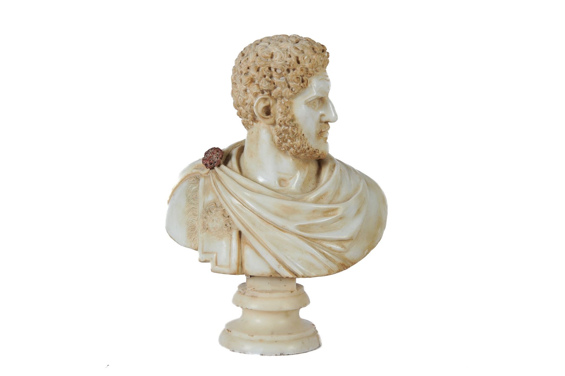 Null 古代罗马皇帝的半身雕像，白色雕花大理石体积雕塑。30 x 23 x 10厘米。