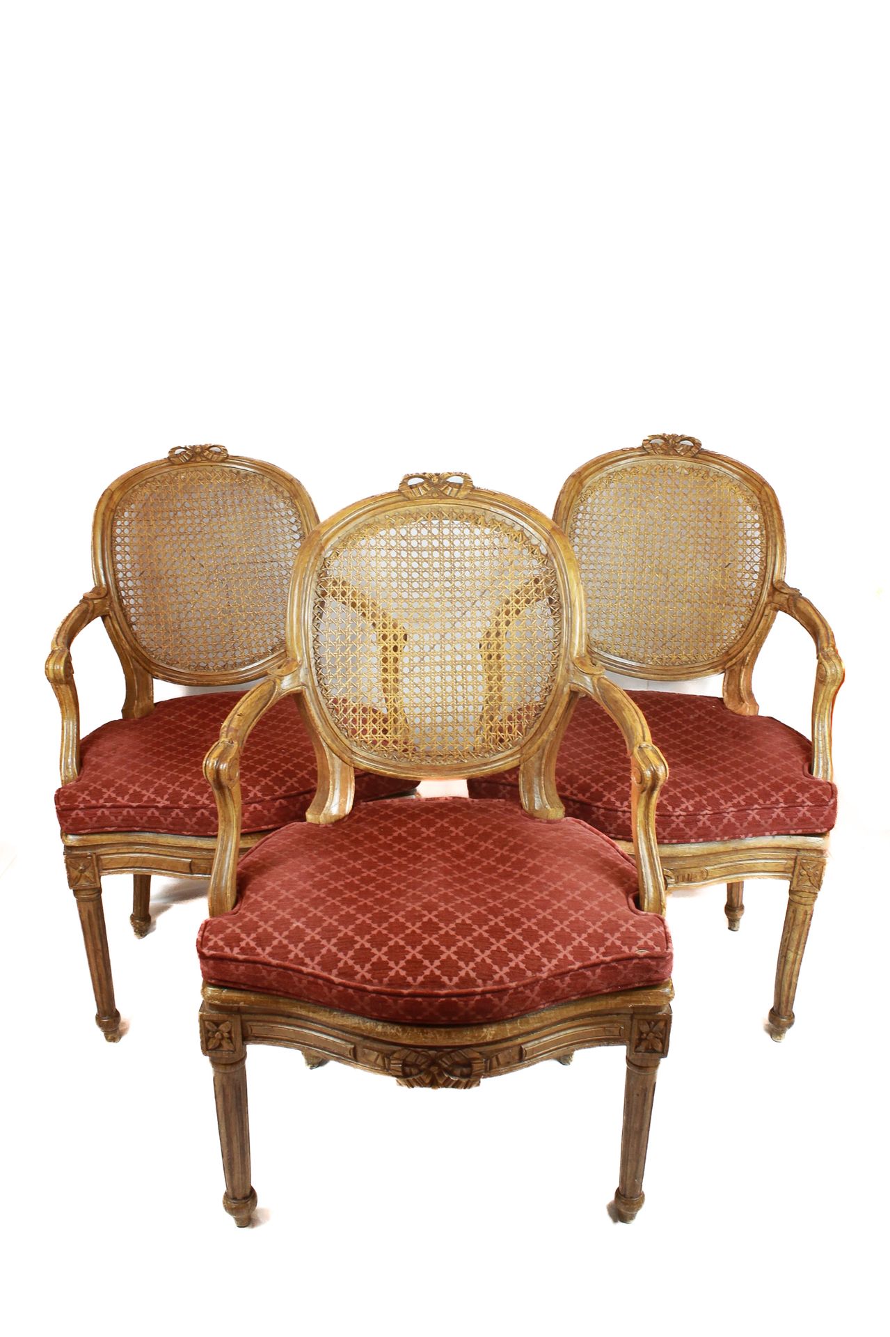 Set of 8 armchairs 95 x 60 x 48 cm
En madera de haya, con respaldo medallón