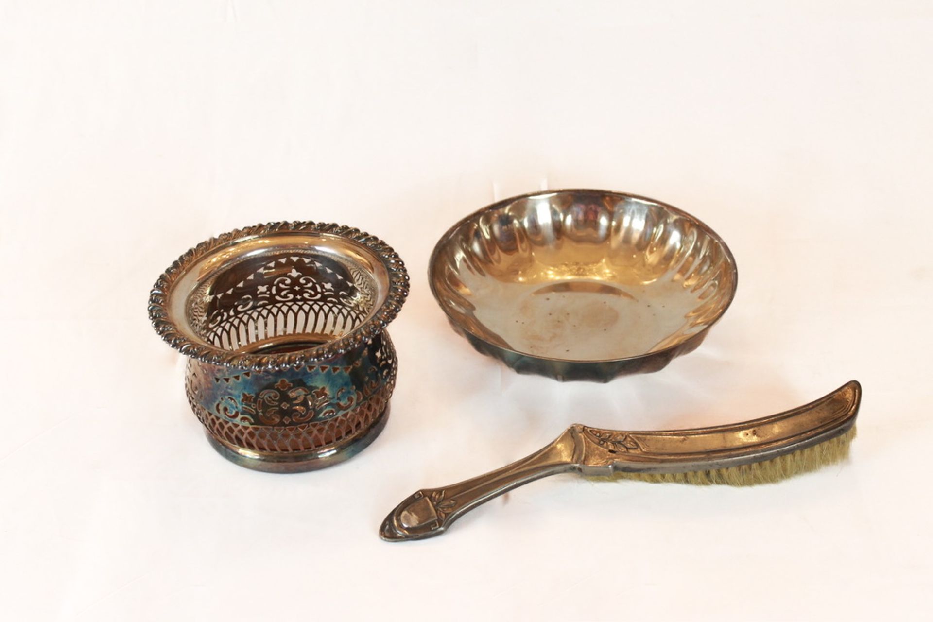 Lot of 3 items 不同的形状和大小
银色金属，由以下部分组成：一个瓶架，一个中心盆和一个桌刷。