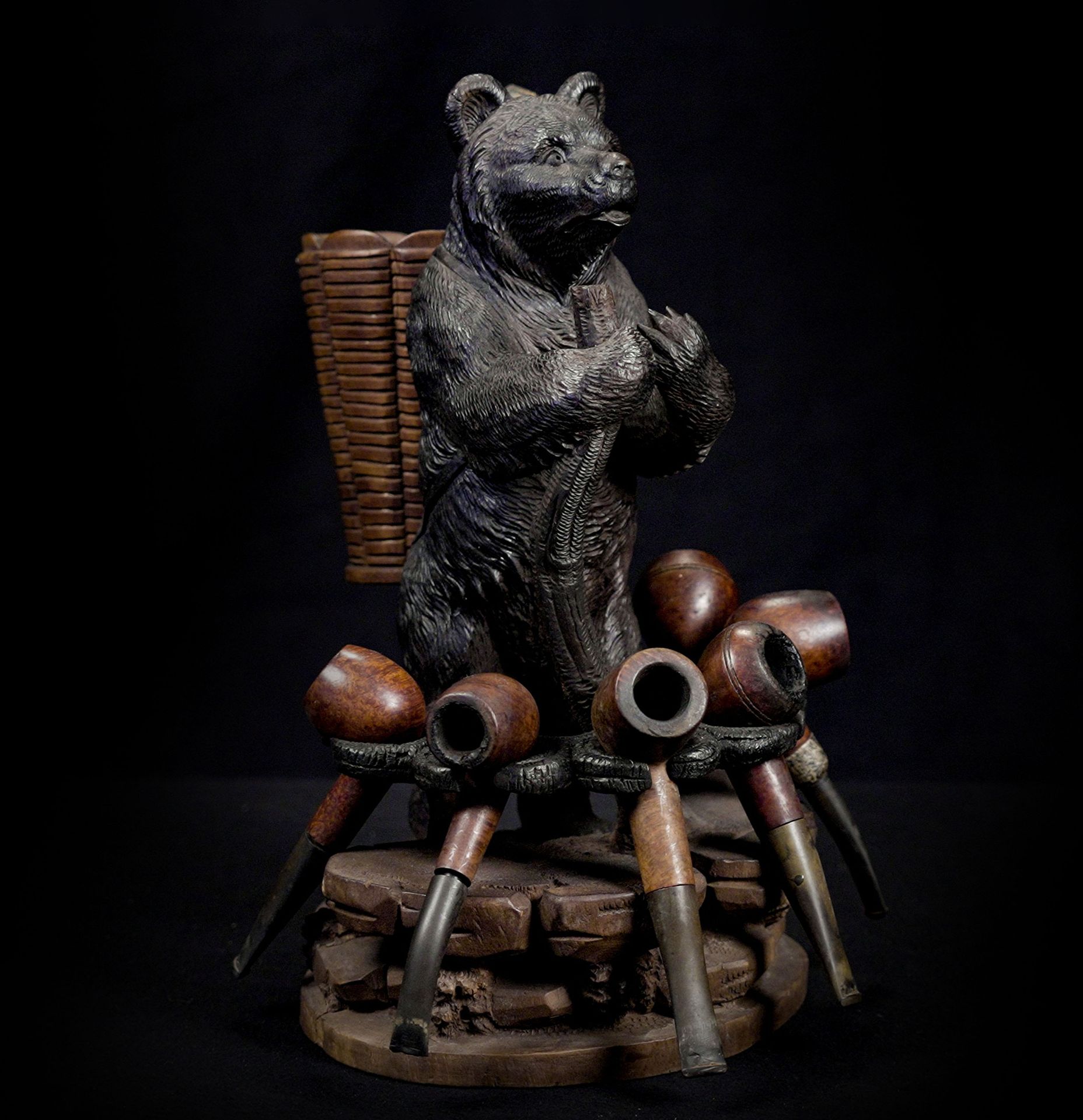 Null 1只布里恩茨熊，带雕刻的木质头罩和烟斗架。瑞士。19世纪。

尺寸 :宽22 x 高34 x 深24厘米