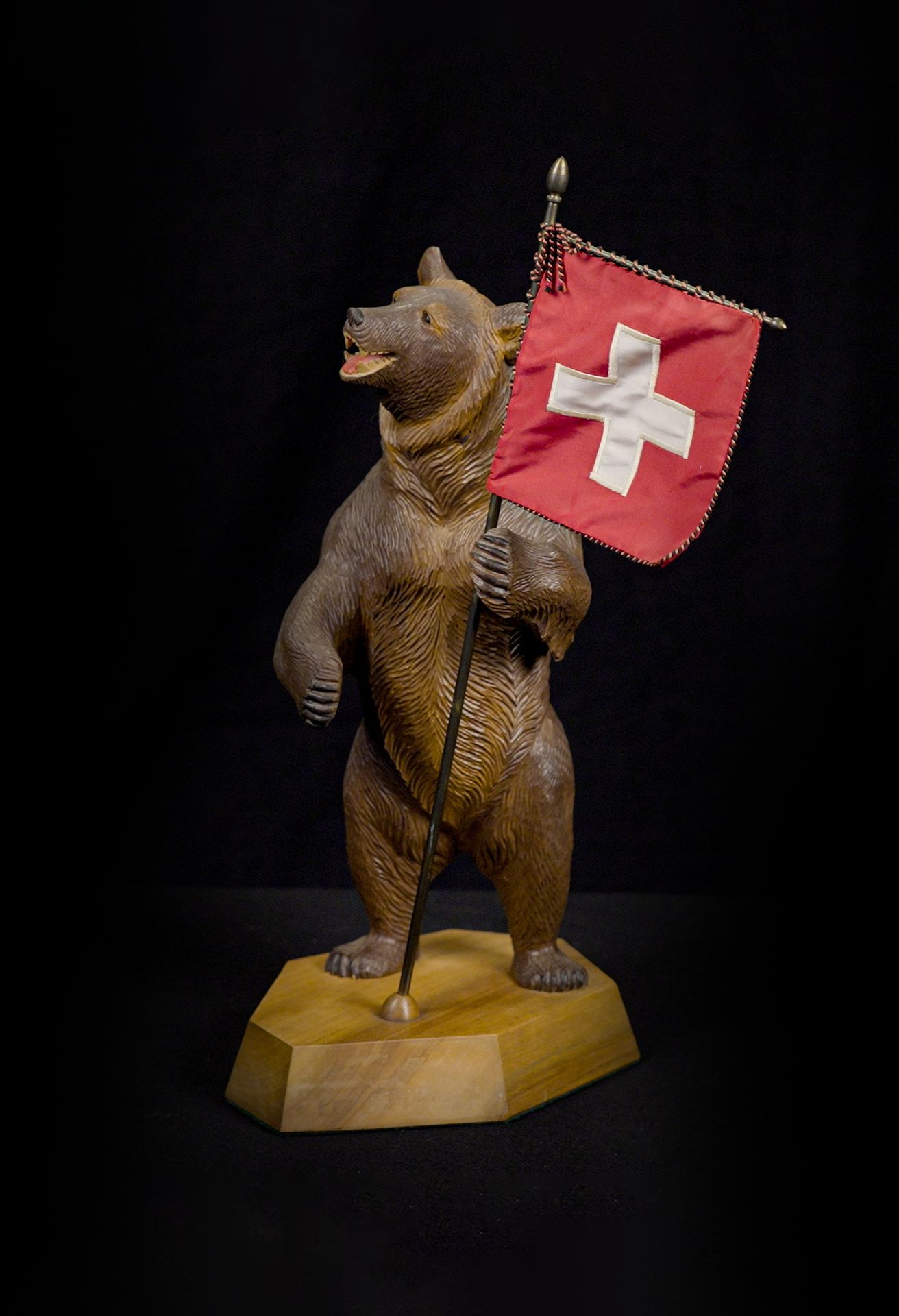 Null 1 Sculpture Ours porteur de drapeau Suisse de Brienz en bois. Suisse, 20ème&hellip;