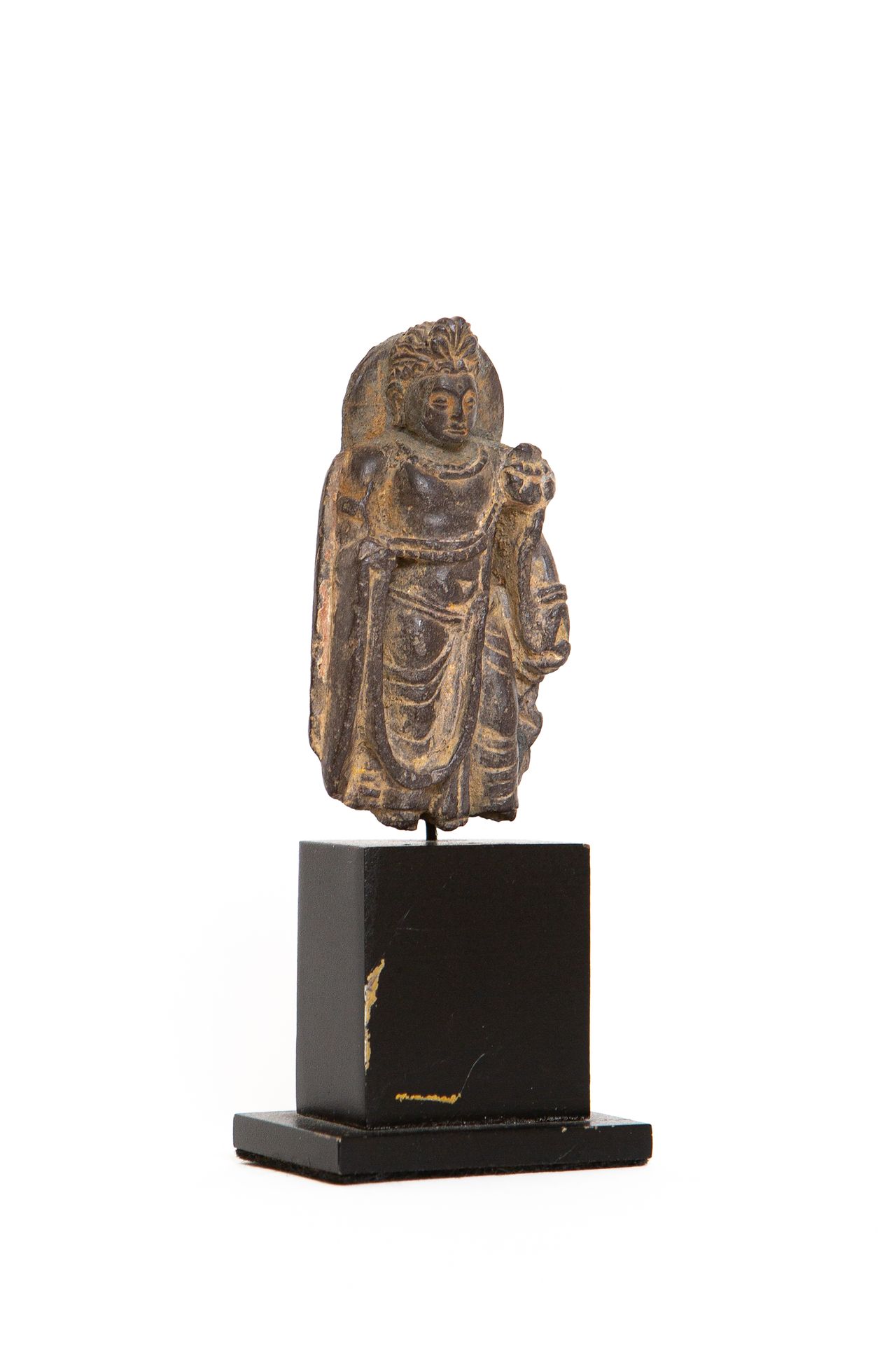 Null 古代犍陀罗地区，5世纪

优雅的灰色片岩微型雕塑，描绘了一个站立的菩萨，左手拿着莲花（padma），很可能是Avalokiteshvara Padma&hellip;