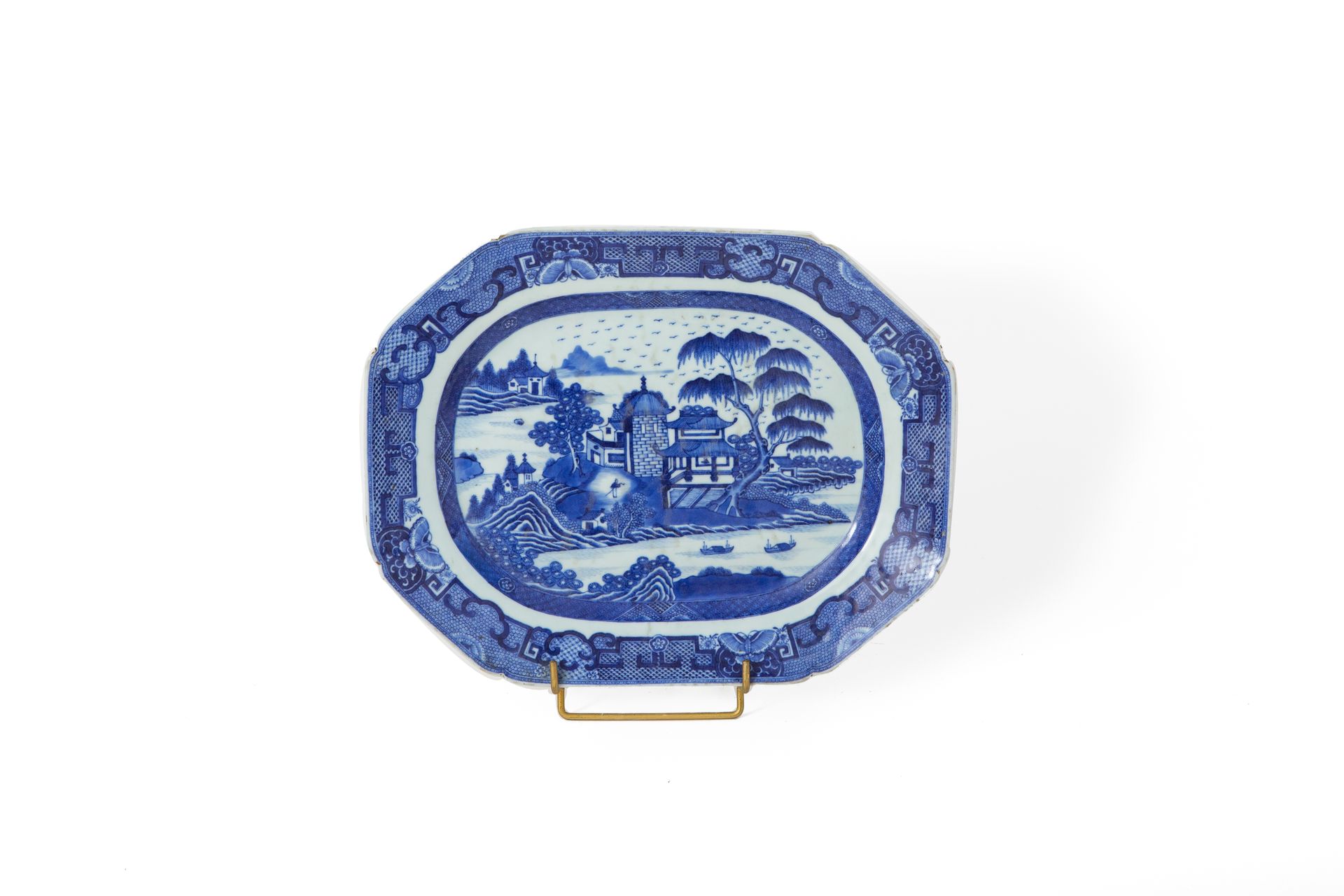 Null 中国，18世纪

青花湖景八角形瓷盘，边缘有门楣图案

背面的铭文

40 x 31,5 cm

轻微碎裂
