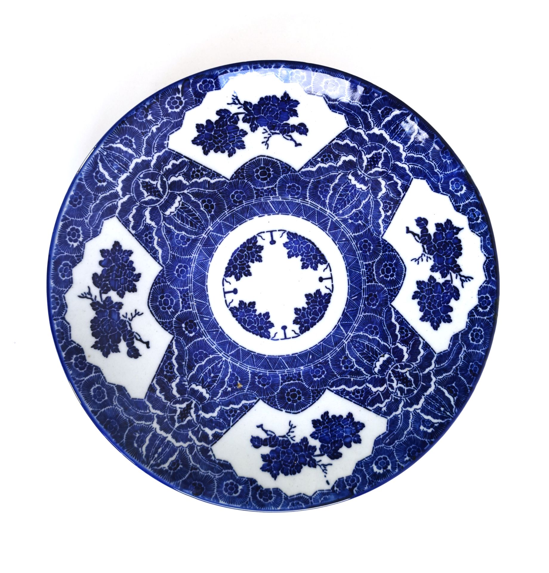 Null 日本 20世纪

瓷盘，青花纹饰，花束背景上有扇形的花枝图案

直径34.5厘米