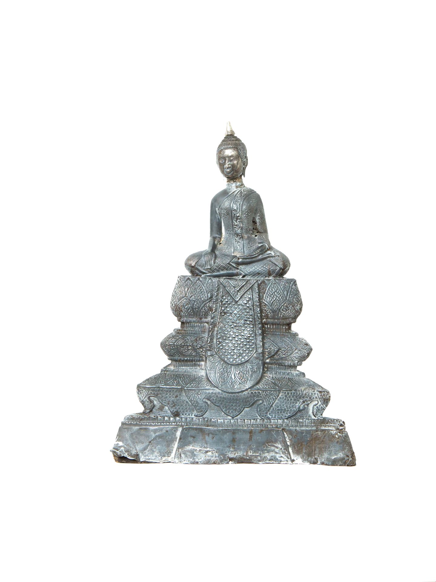 Null 柬埔寨或泰国，19世纪

银质浮雕佛像，以padmasana坐于高基座上，基座上有三层刻满莲花花瓣的楣，右手持菩提心，左手持禅定心，身着刻有丰富图案的&hellip;