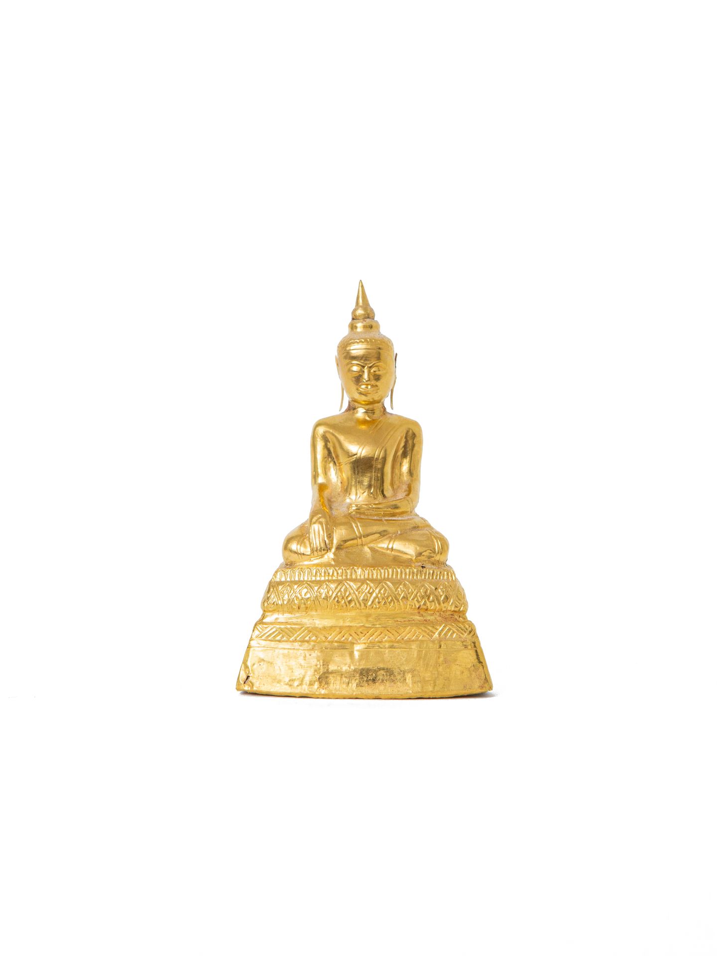Null 柬埔寨或泰国，大城王国，晚期

一尊金质浮雕佛像，以padmasana坐于高底座上，底座上有一排风格化的雕刻莲花瓣，右手持bhumisparsamud&hellip;