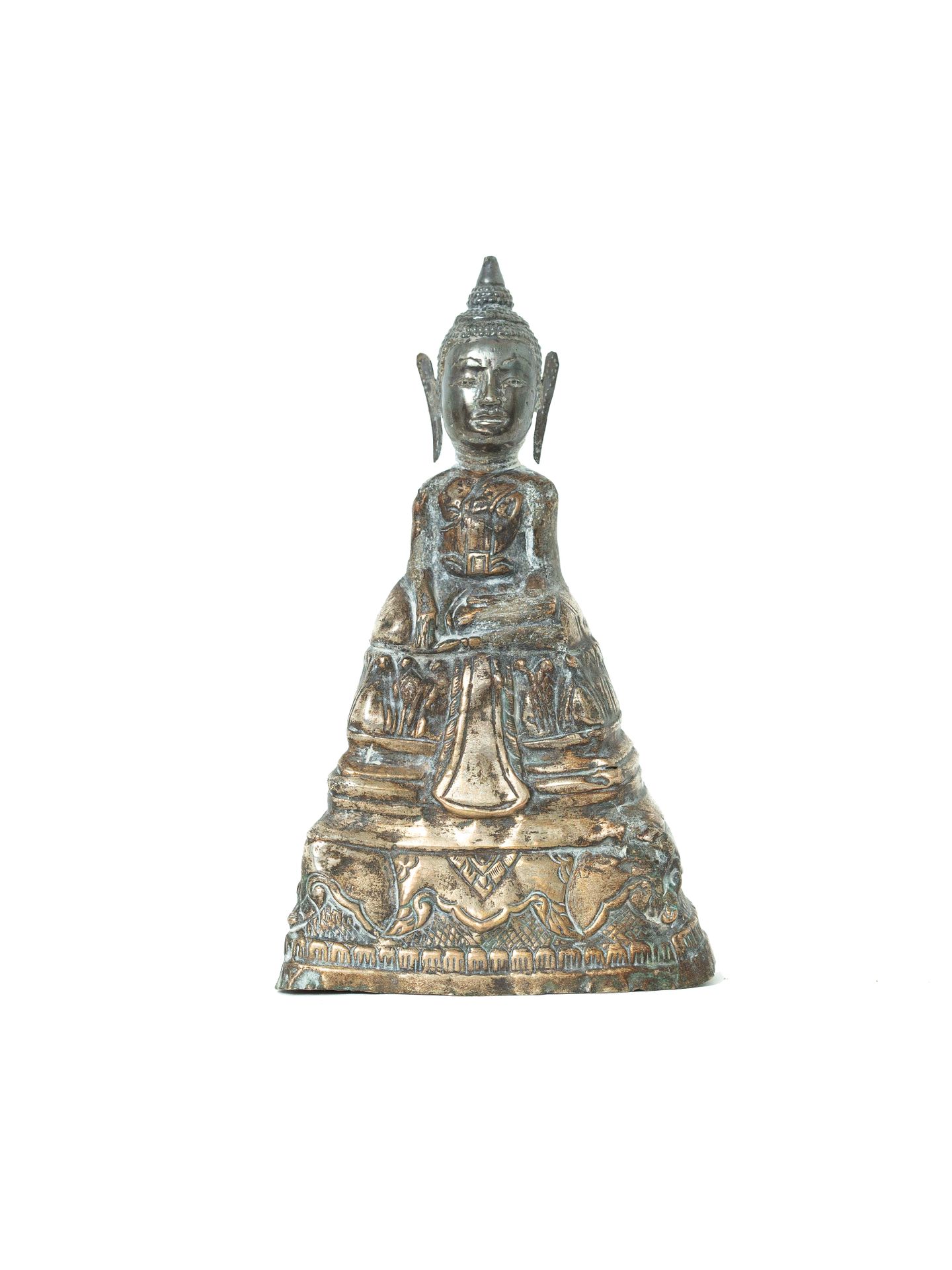 Null Cambodge, XIXe siècle 

Figure de bouddha en argent repoussé, représenté as&hellip;