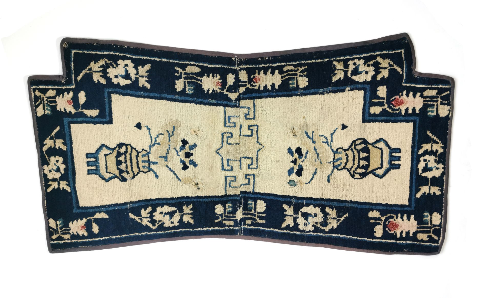 Null 罕见的马鞍布，中国（北京）19世纪中期

象牙领域，对称的双瓶莲花图案

午夜的蓝色边框，有风格化的莲花和牡丹花

技术特点： 羊毛天鹅绒，棉质基础
&hellip;