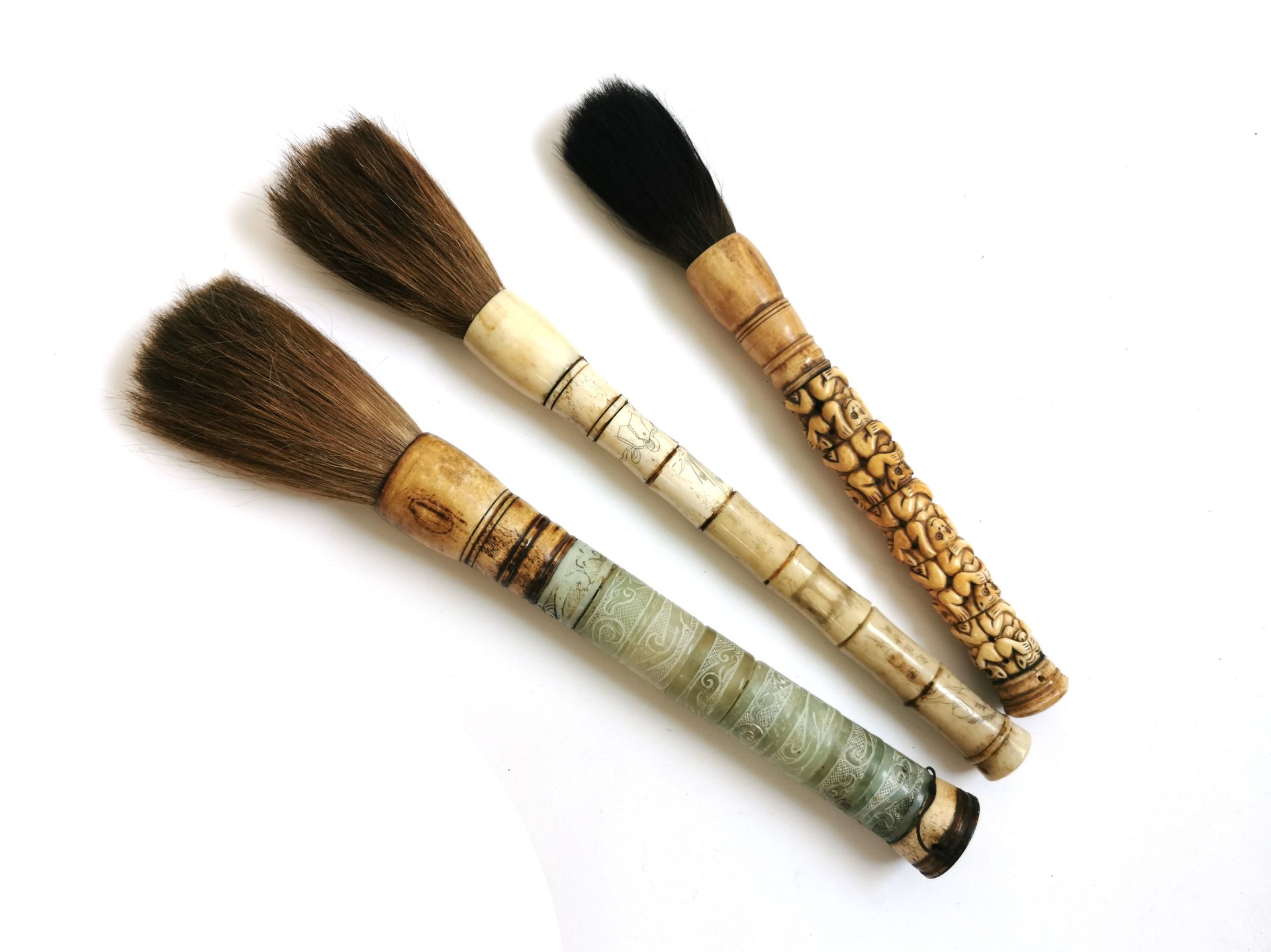 Null CHINA - Set of three calligraphy brushes in jade, bone and horsehair

L. Be&hellip;