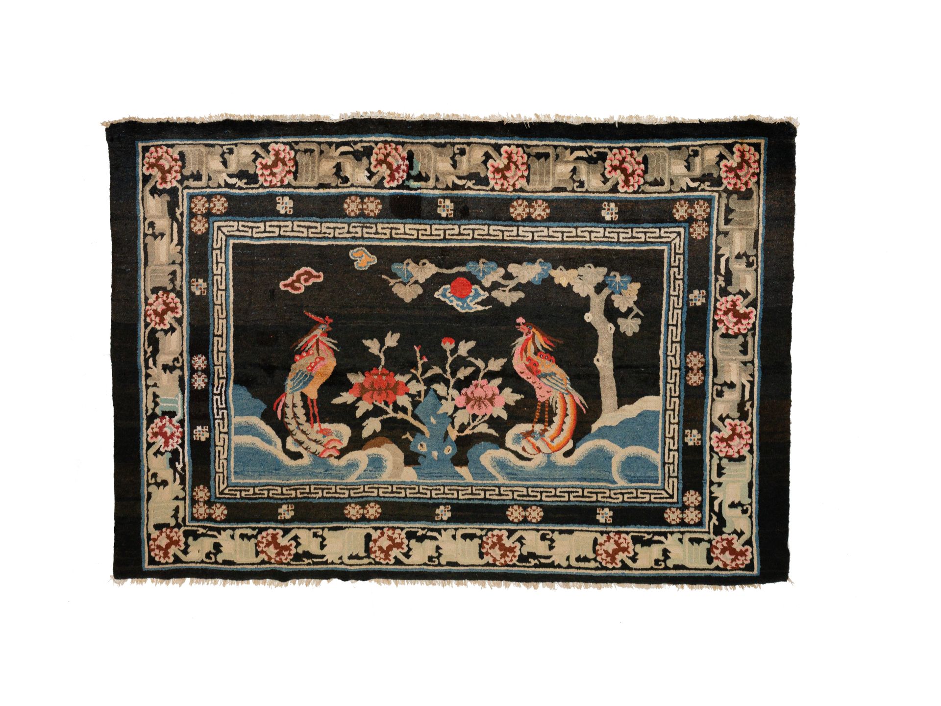 Null 原中国宝岛地毯，19世纪末和20世纪初

在午夜的蓝色背景上，两只岩石上的凤凰（皇后的象征，一种统治所有其他鸟类的神话中的鸟，代表孔子的五种美德，仁爱&hellip;