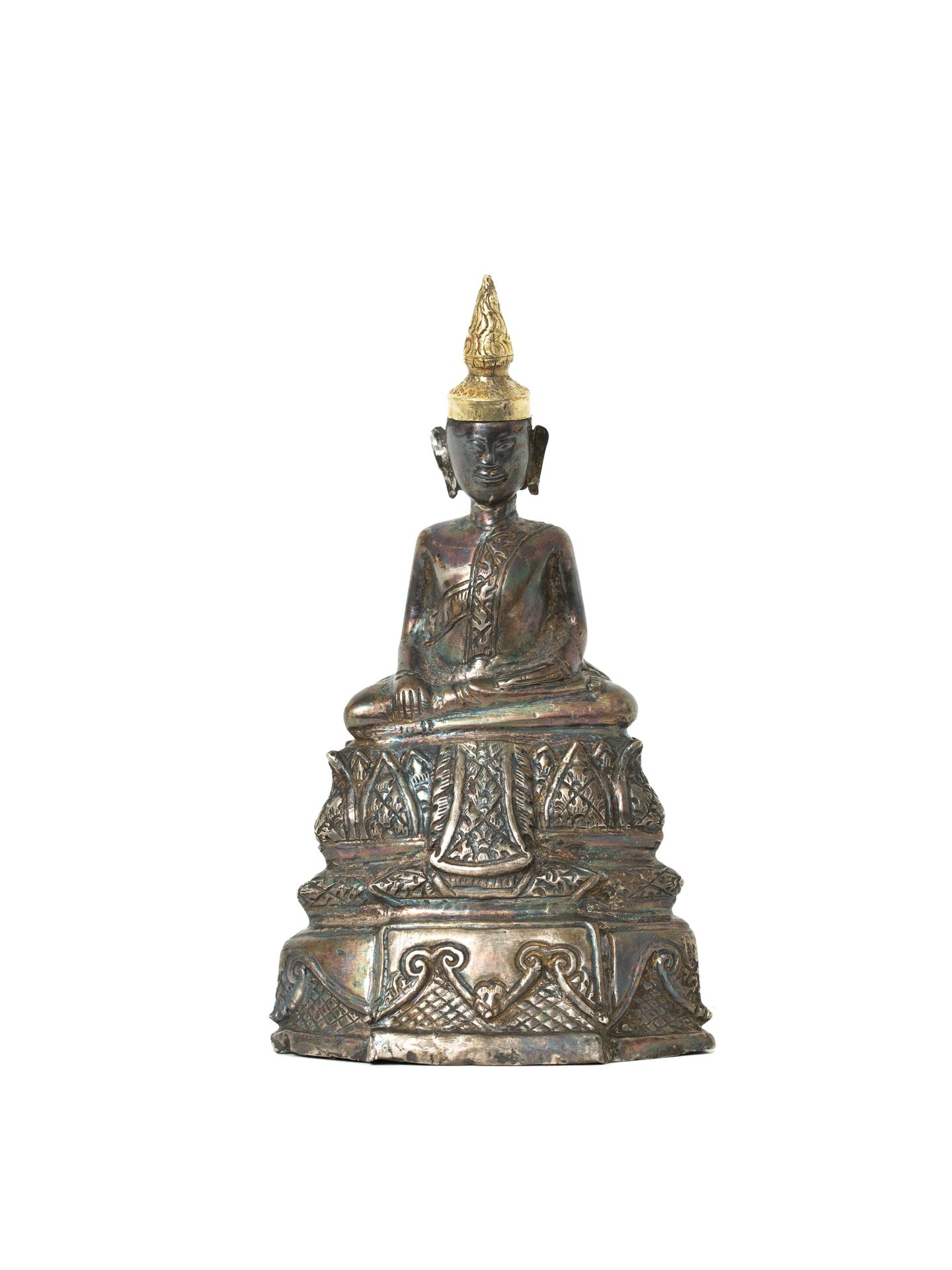 Null Cambodge ou Thaïlande, XIXe siècle 

Figure de bouddha en argent repoussé, &hellip;
