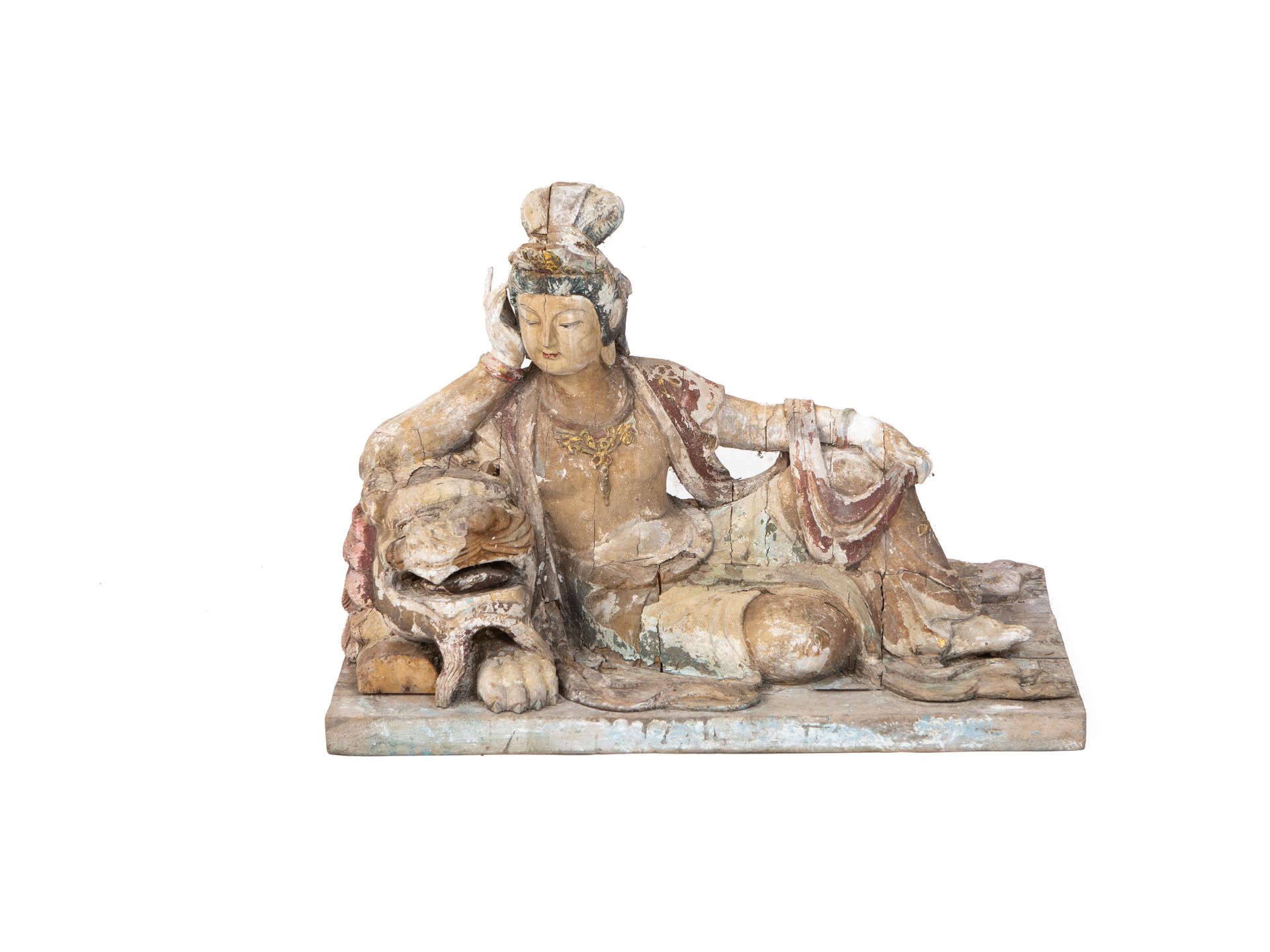 Null 中国，19世纪

观音木雕像，以放松的姿势躺在地上，靠在狮子身上，身上装饰着丰富的珠宝，穿着宽松的长袍，身上都是多色漆。

H.61 x W. 90 &hellip;