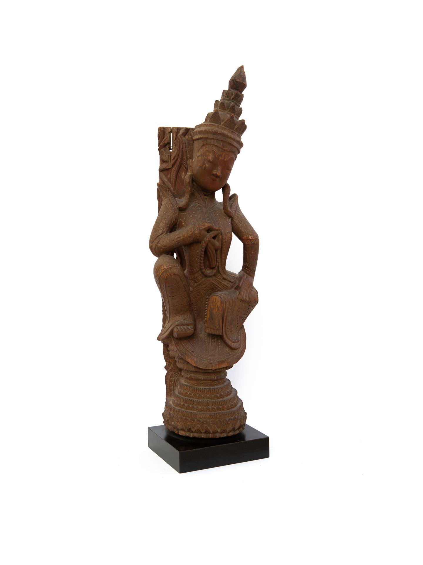 Null 缅甸，19世纪

雕刻的木制建筑柱子，描绘了一位坐在雕刻的基座上祈祷的女性神灵，她头戴大层头冠，身穿装饰丰富的长袍。

H.67 x W. 17 x &hellip;