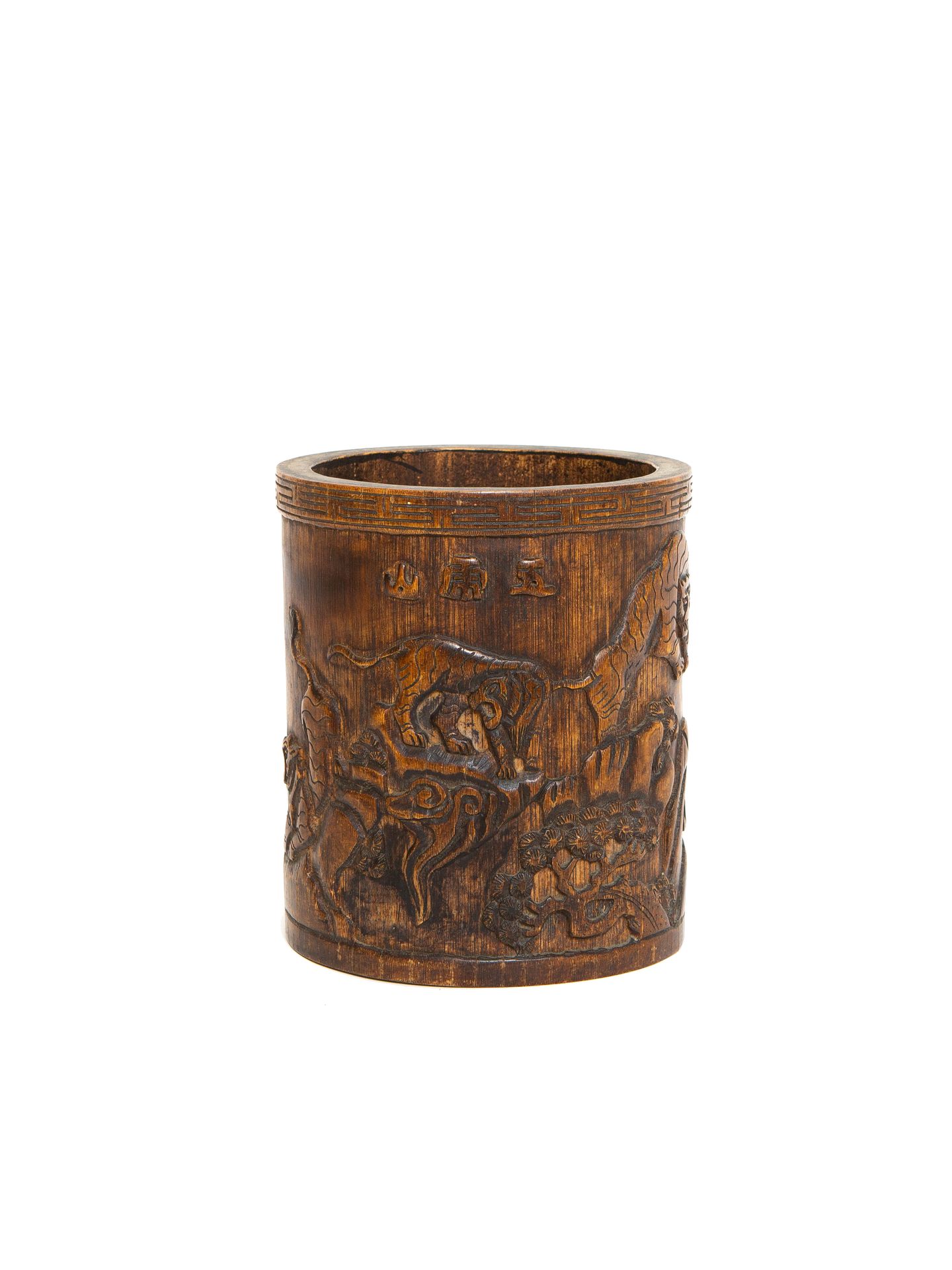 Null 中国，19-20世纪

雕刻的竹刷壶，其装饰显示老虎在河边的岩石上。有三个字的浮雕装饰铭文，提到了装饰中的场景位置

H.16.5厘米

磨损和轻度裂&hellip;