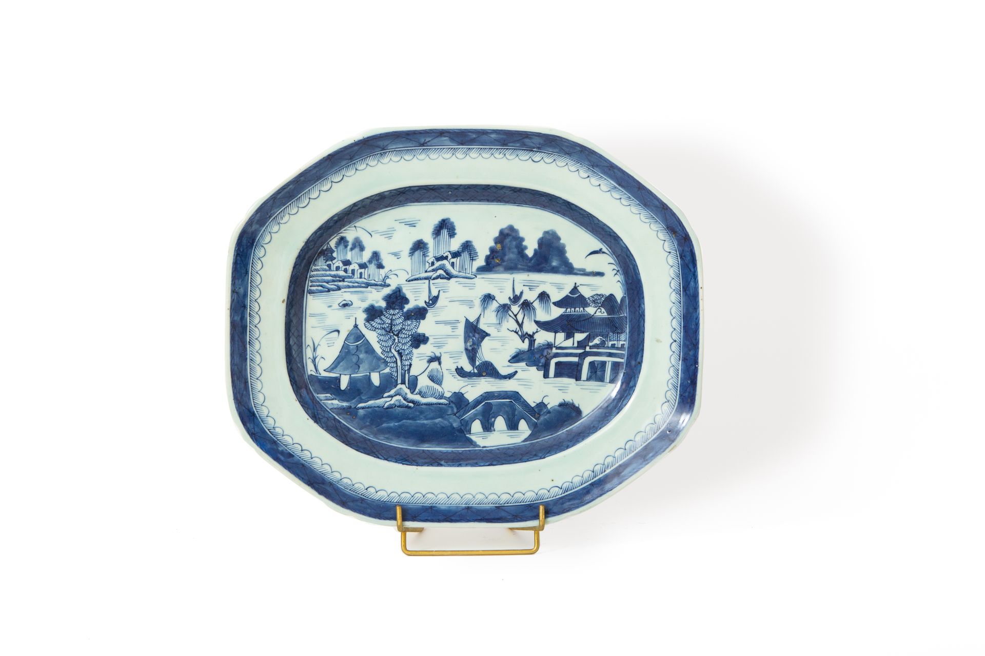 Null Cina, XVIII secolo 

Piatto ottagonale in porcellana con decorazione di pae&hellip;