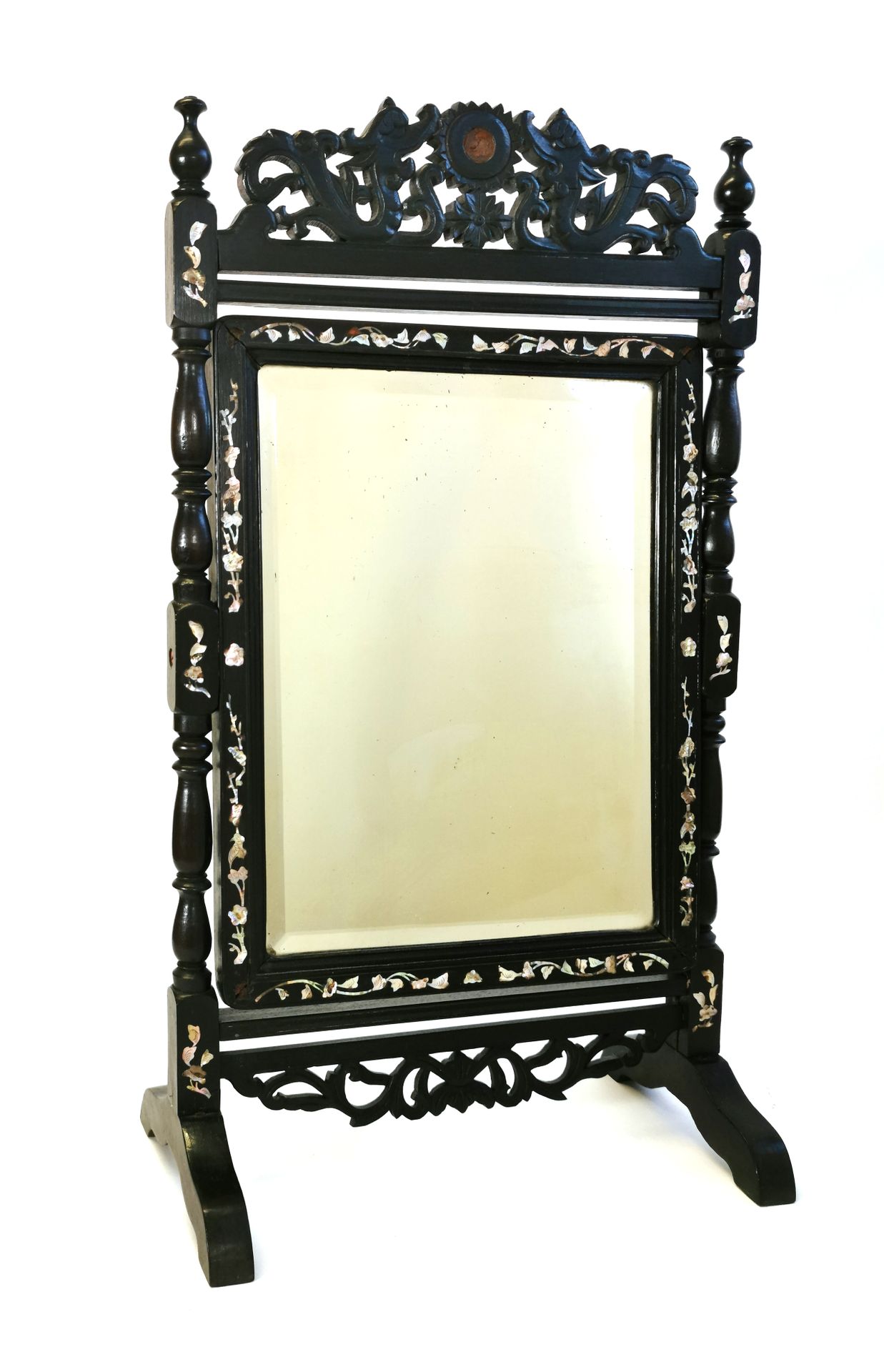 Null China, siglo XIX

Un espejo de tocador de madera de hongmu tallado y con in&hellip;