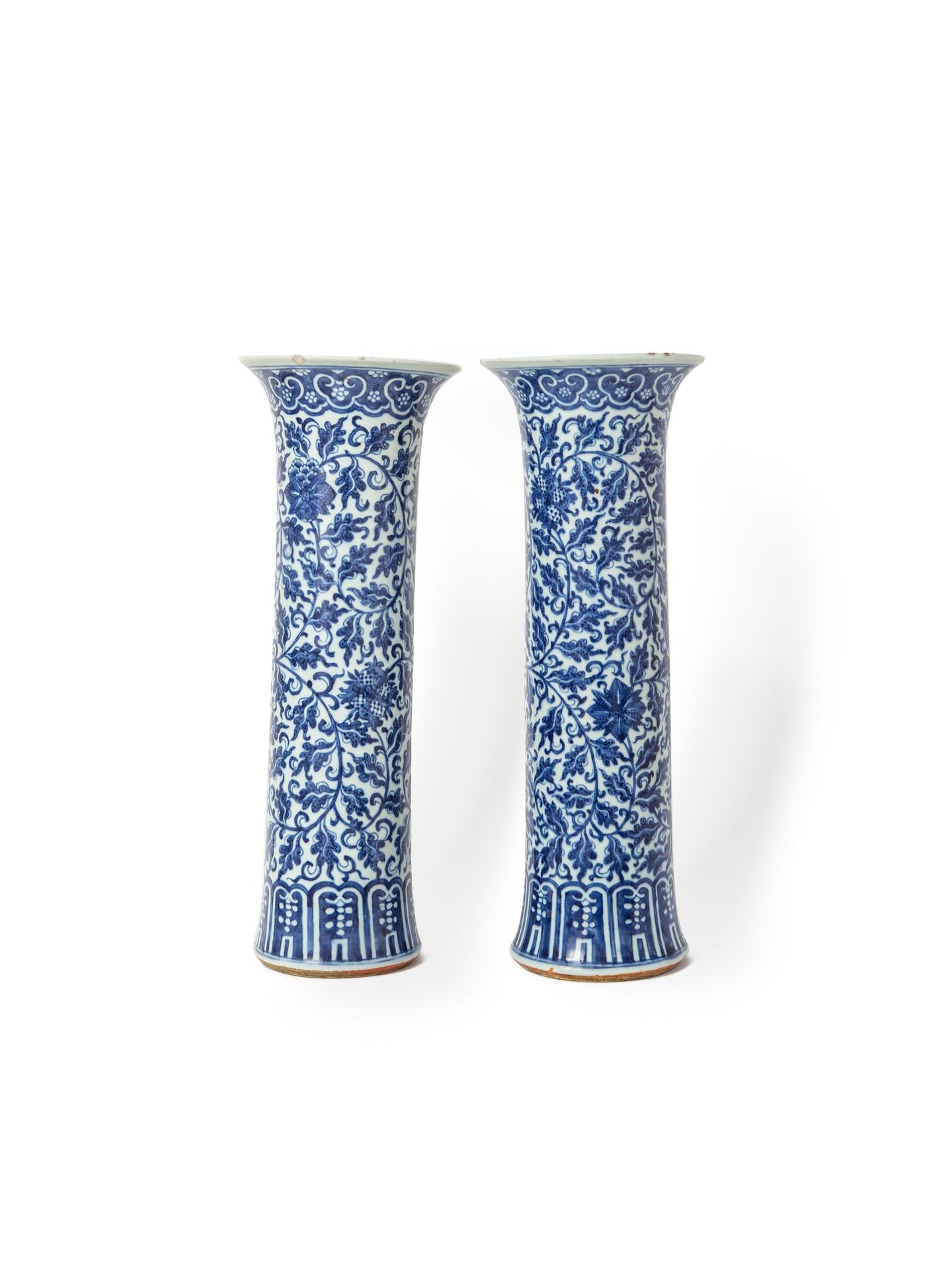 Null 中国，19世纪

一对 "烧杯 "形式的瓷瓶，带有青花卷轴、叶子和牡丹花的装饰，颈部有如意纹，这种类型的花瓶通常是由三个类似风格的有盖花盆组成的大套装&hellip;