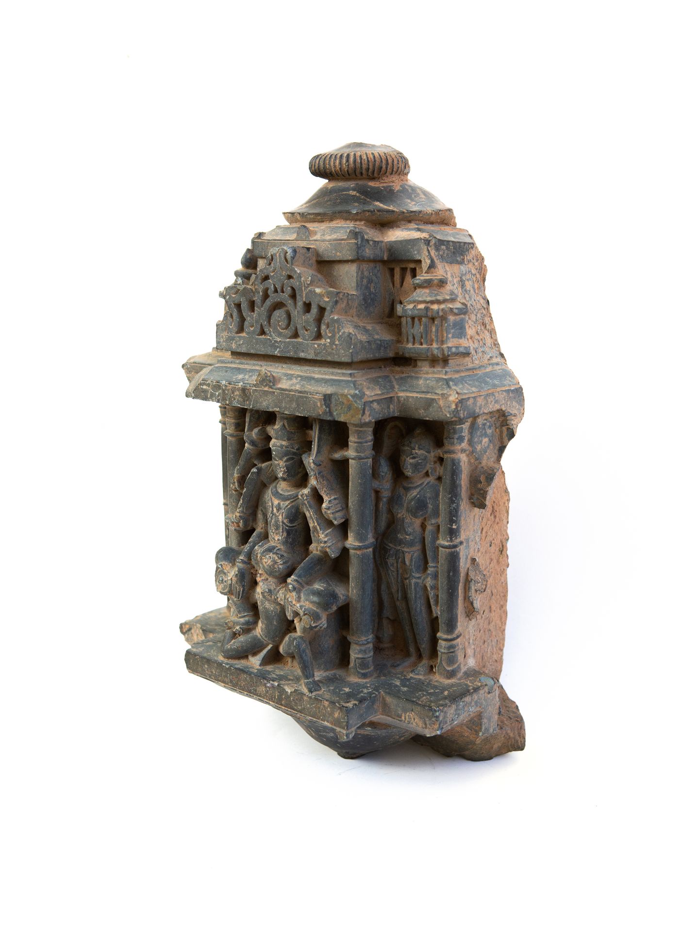 Null 印度，11-12世纪

黑砂岩雕刻的建筑元素，表现了创造的保护神毗湿奴-加鲁达萨那（Vishnu Garudasana）骑着一只风格化的鹰，两侧是仆人&hellip;