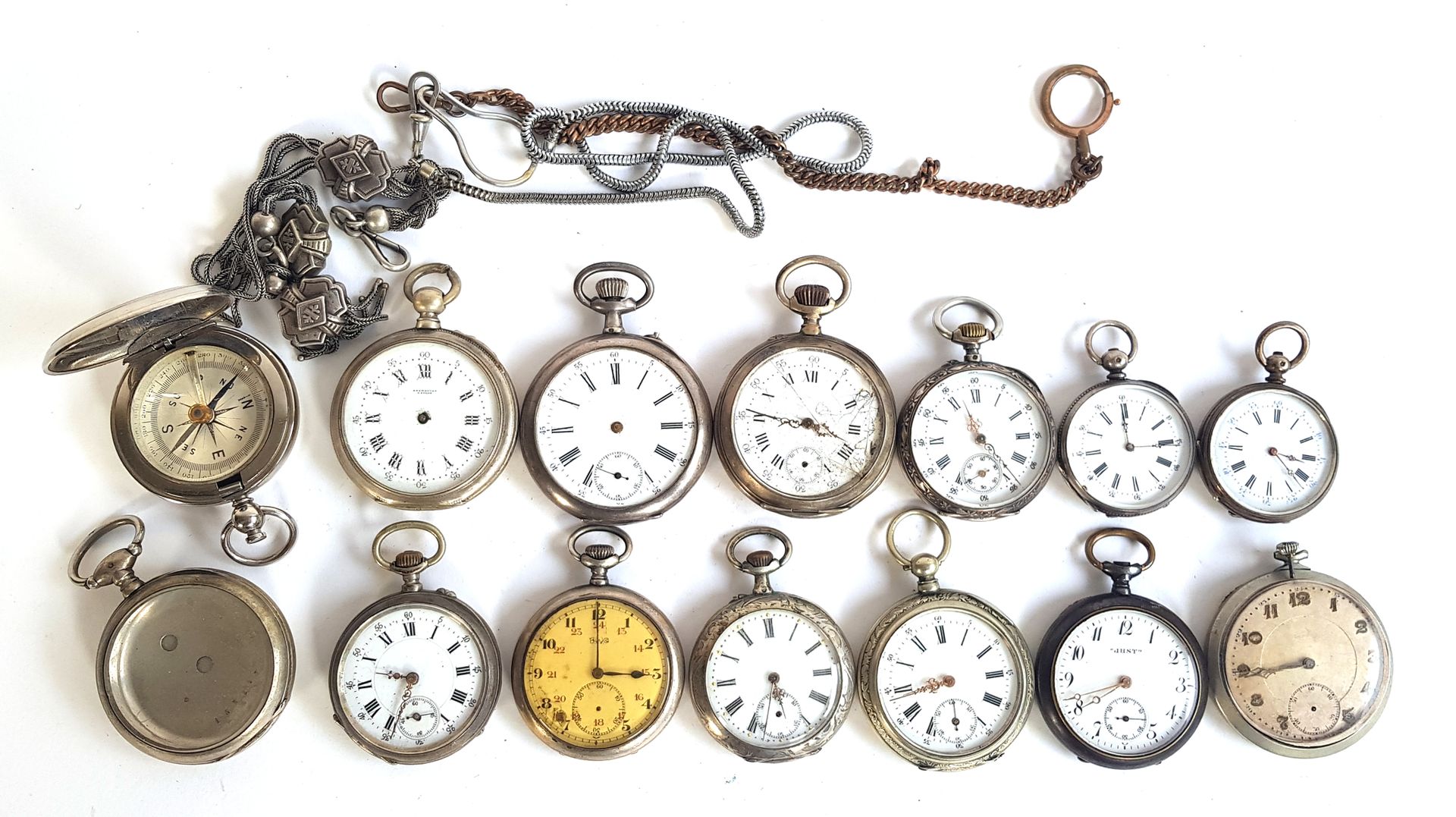 Null Doce relojes de bolsillo plateados

Diámetro entre 3,6 y 5 cm

Se incluye u&hellip;