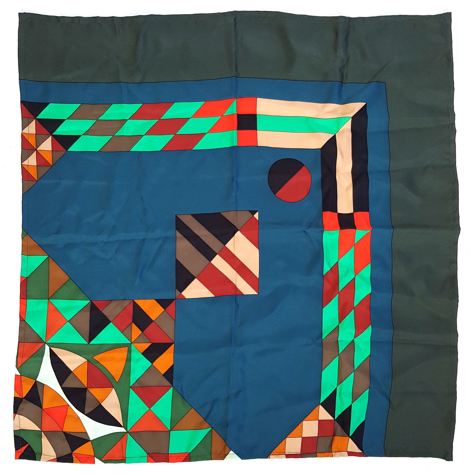Null HERMÈS

Quadrato di seta con motivi modernisti e sacchetto

63,5 x 65,5 cm