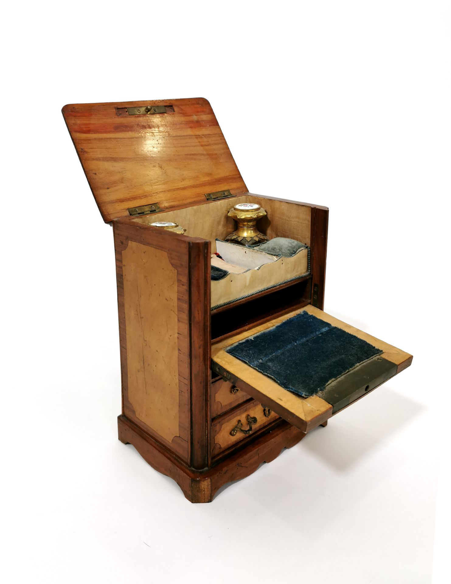 Null 小型珠宝盒和香水地窖，采用镶嵌式雪纺板的形式

拿破仑三世时期（小部分缺失）。

H.23 x W. 17.5 x D. 12 cm
