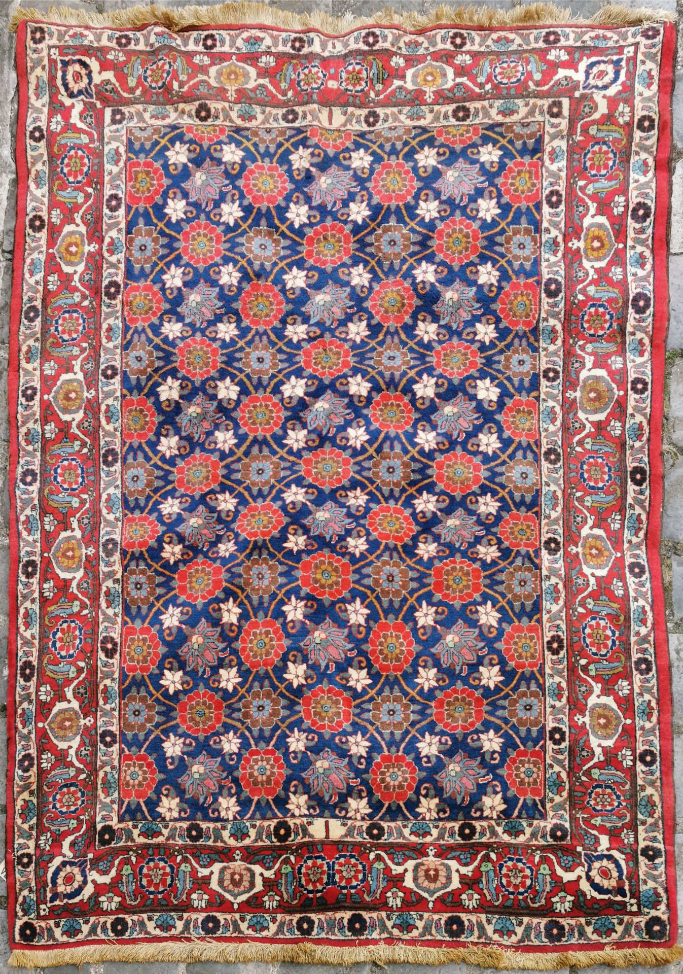 Null 晚期维拉明，德黑兰地区（伊朗），约1975年。

技术特点：棉质基础上的丝质羊毛绒。

普鲁士蓝场，有米娜卡尼装饰。

三重边框，主边框是红宝石龟壳。&hellip;