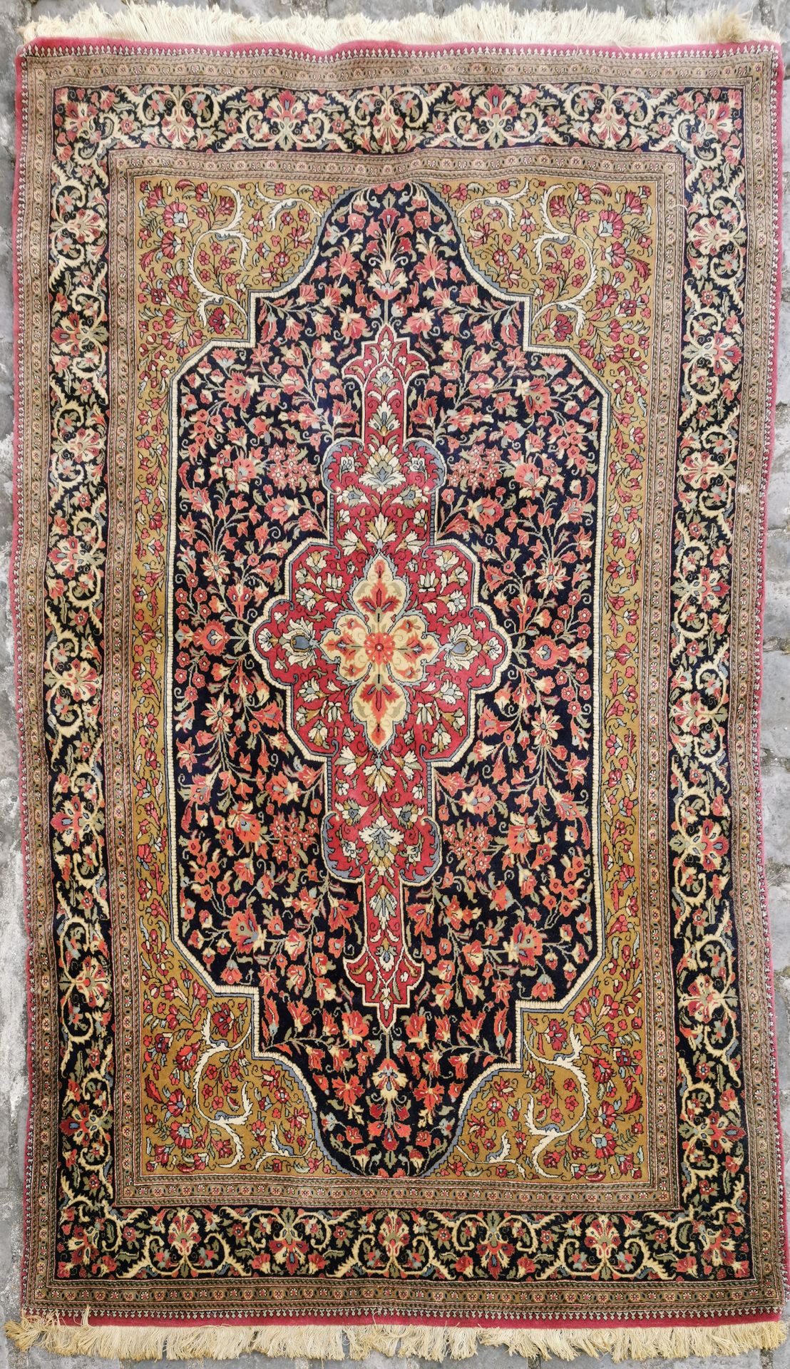 Null 1975/1980年左右，大型精美的Ghoum（伊朗）。

技术特点：棉质基础上的羊羔毛绒。

黑场上有花环卷轴，中间有一个拉长的钻石形式的花纹装饰。&hellip;