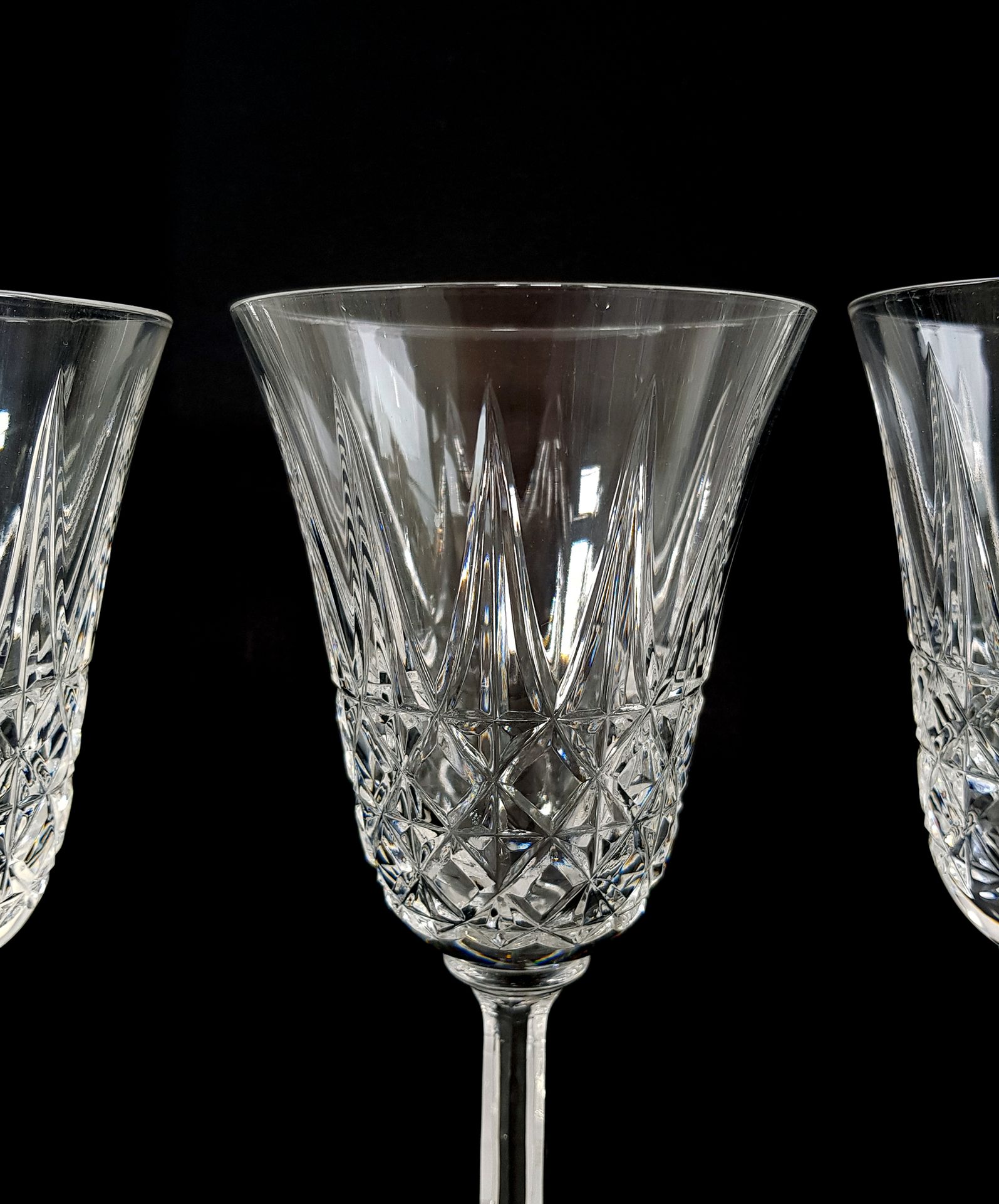 Null 圣卢斯

水晶杯服务模型Tarn的一部分，包括九个水杯和十一个酒杯

底座下的制造商标记

H.17,8和16,8厘米

三个芯片