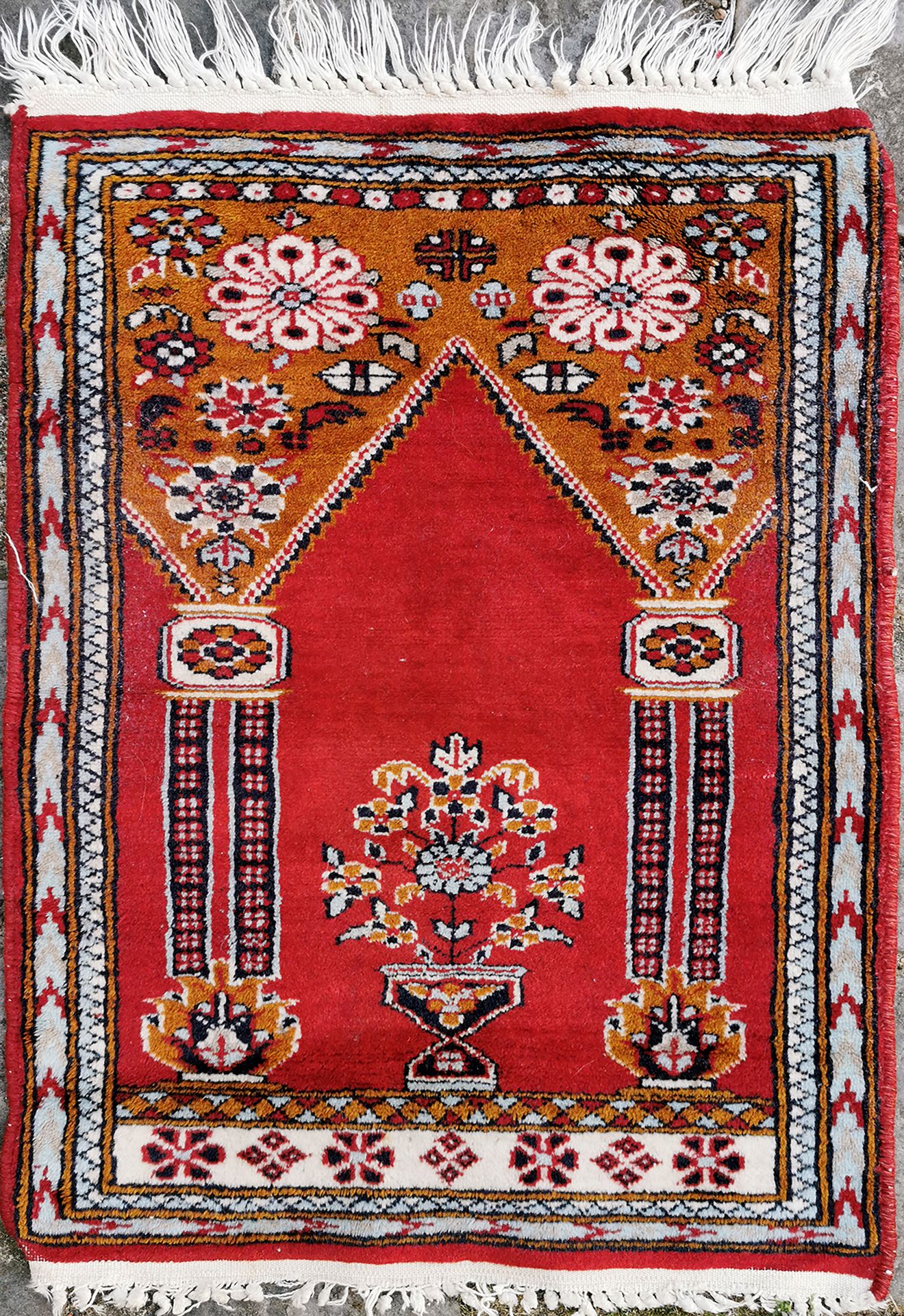 Null Moultane（巴基斯坦）约1970年。

技术特点: 羊毛天鹅绒，棉质底布。

红宝石背景上有双柱和花瓶的小祈祷毯。

状况良好

64厘米 x &hellip;